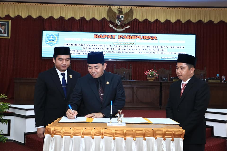 RAPAT PARIPURNA PENANDATANGANAN PERSETUJUAN BERSAMA 2 RAPERDA MENJADI PERDA DI KABUPATEN HSS