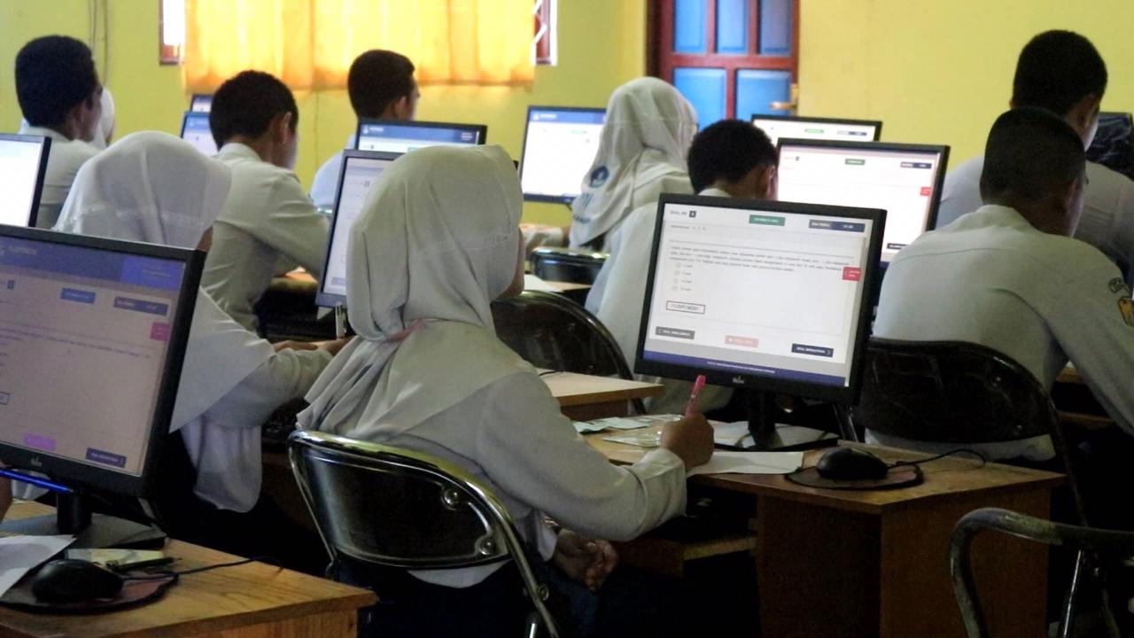 SYAMSURI ARSYAD TINJAU PELAKSANAAN UNBK TINGKAT SLTP DAN SMA