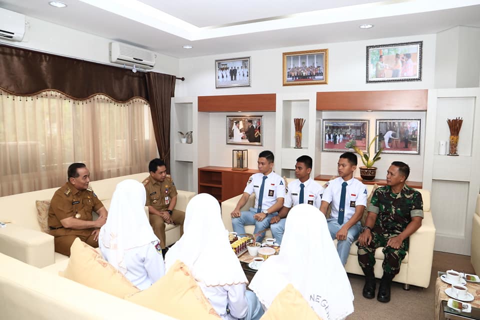 DISAMBUT BANGGA OLEH BUPATI HSS, ENAM ORANG PASKIBRAKA LOLOS TINGKAT PROVINSI DAN NASIONAL