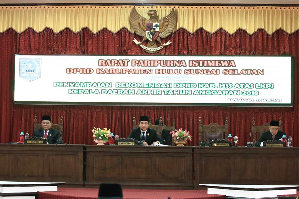 DPRD HSS SERAHKAN REKOMENDASI ATAS LKPJ KEPADA BUPATI HSS