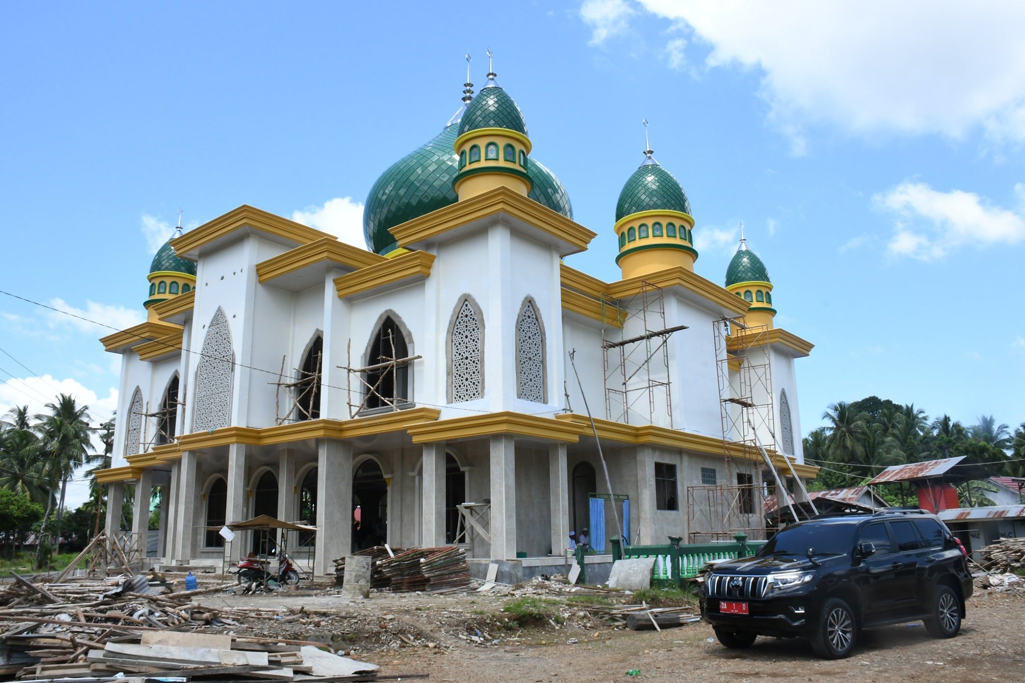H. ACHMAD FIKRY LAKSANAKAN SHOLAT JUMAT DI MESJID AL FALAH GAMBAH DALAM