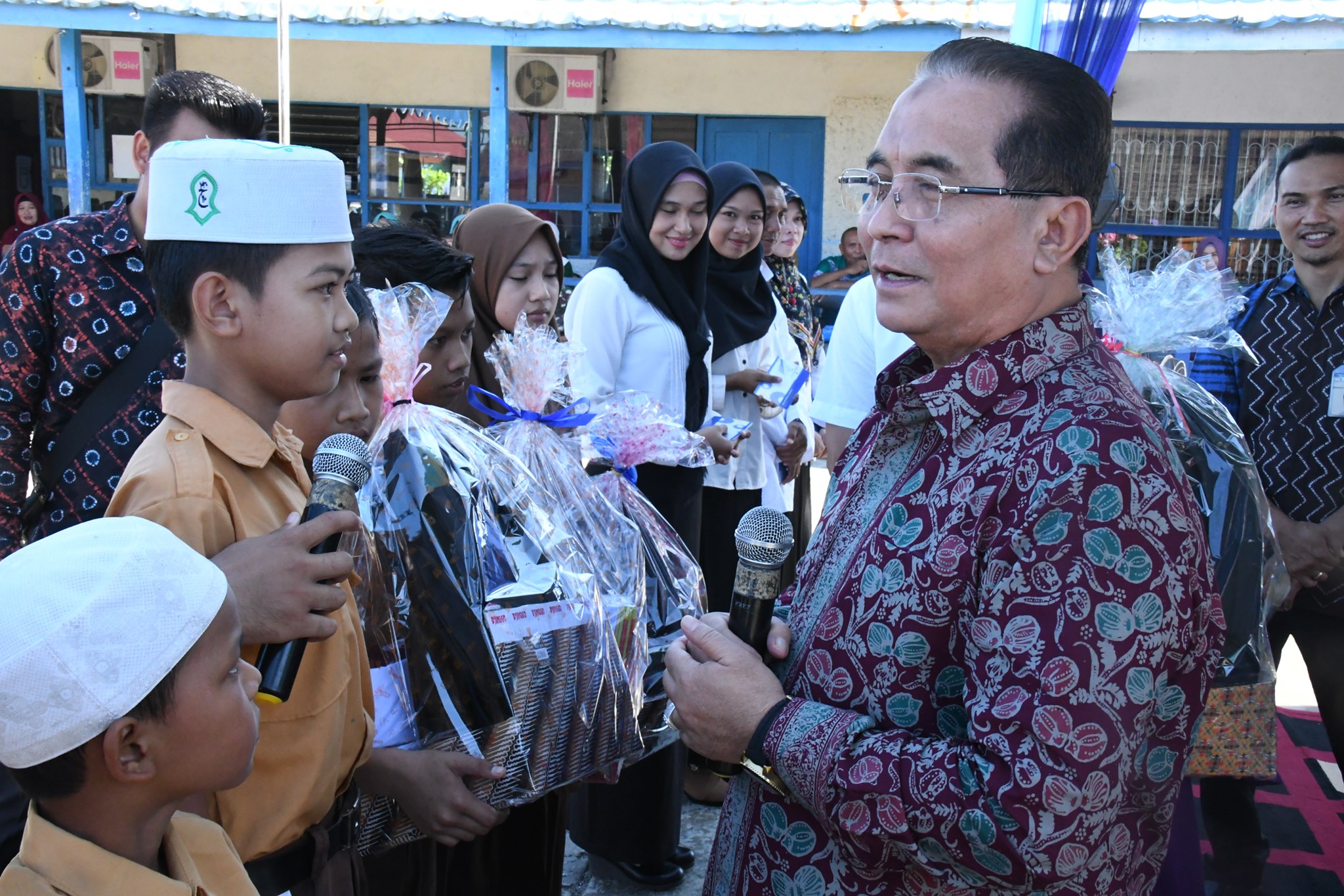 PENYERAHAN DANA BOSDA DAN BANTUAN GNOTA DAHA UTARA DAN SELATAN