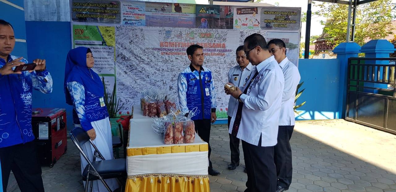 H. ACHMAD FIKRY DAN SYAMSURI ARSYAD TINJAU HASIL PRODUKSI OLAHAN IKAN DARI MASYARAKAT BINAAN DINAS PERIKANAN