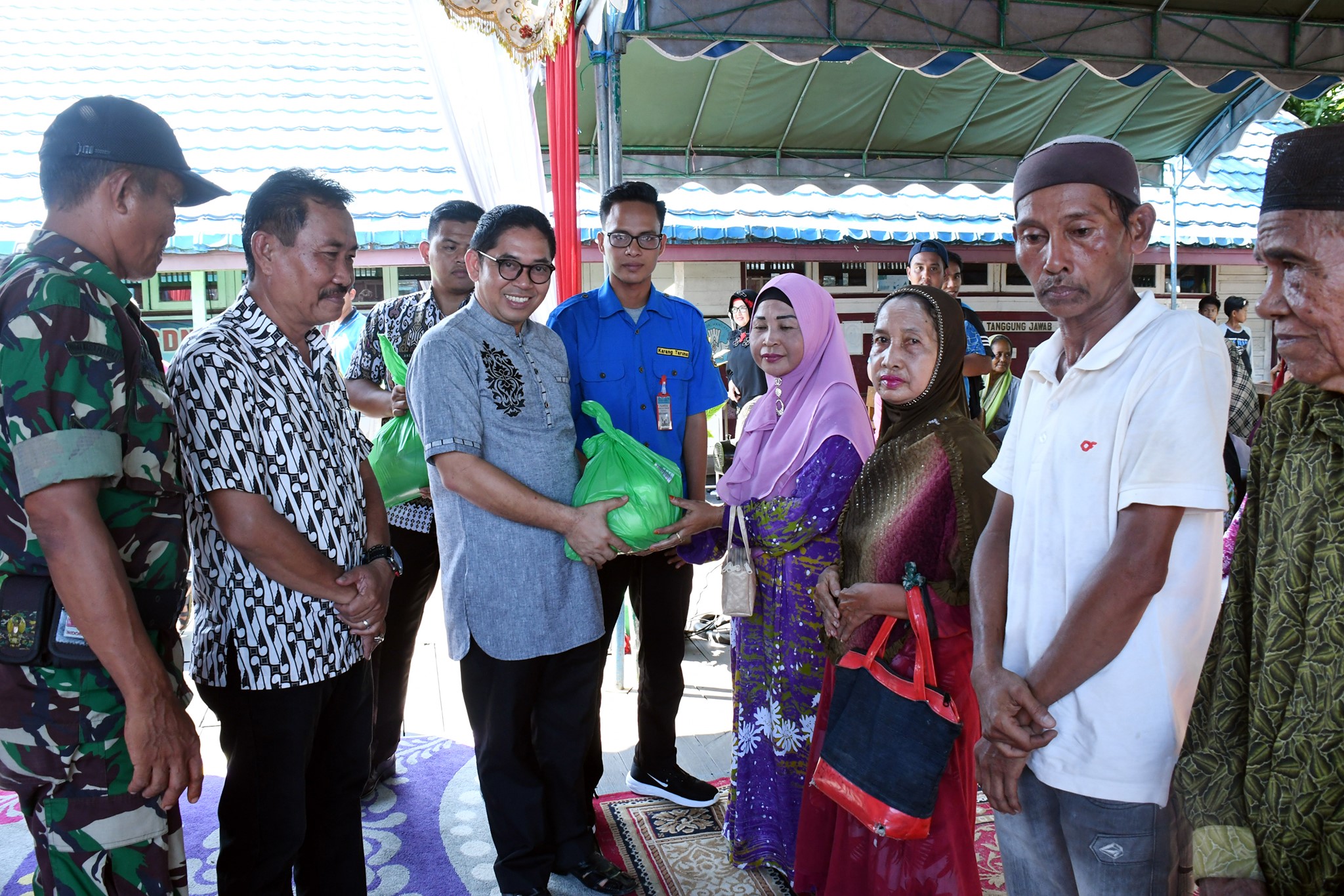 SYAMSURI ARSYAD HADIRI KEGIATAN KARANG TARUNA BERBAGI SEMBAKO UNTUK WARGA JOMPO