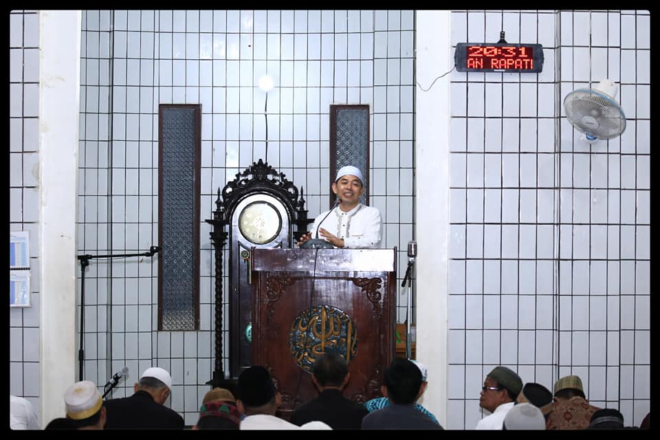 SYAMSURI ARSYAD ISI KULTUM DI MESJID ISTIQAMAH KANDANGAN