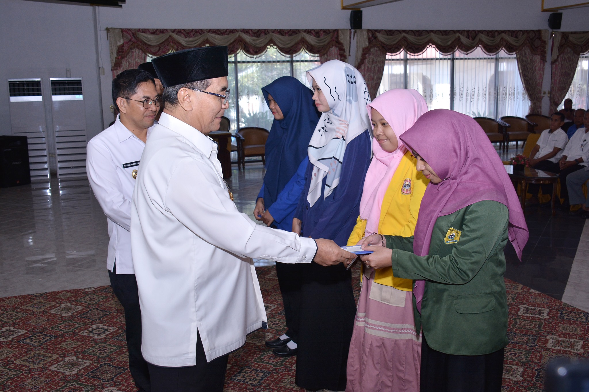 H. ACHMAD FIKRY SERAHKAN PENGHARGAAN BAGI MAHASISWA DALAM PENYELESAIAN TESIS, SKRIPSI DAN KTI