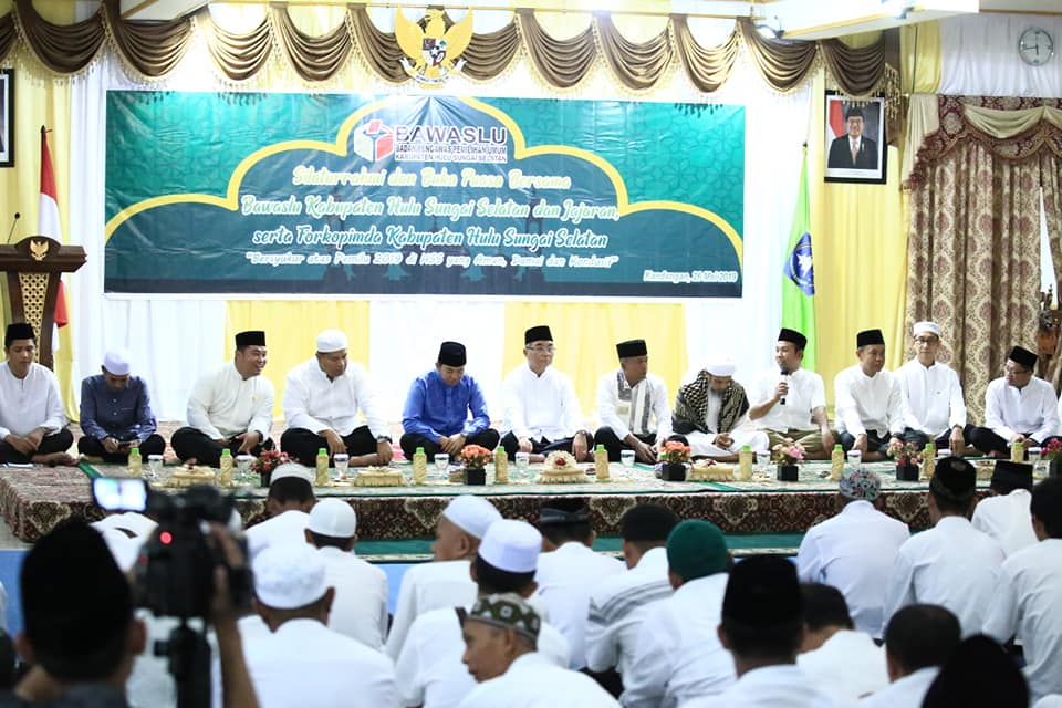 H. ACHMAD FIKRY HADIRI SILATURAHMI DAN BUKA PUASA BERSAMA DENGAN JAJARAN BAWASLU KABUPATEN HSS