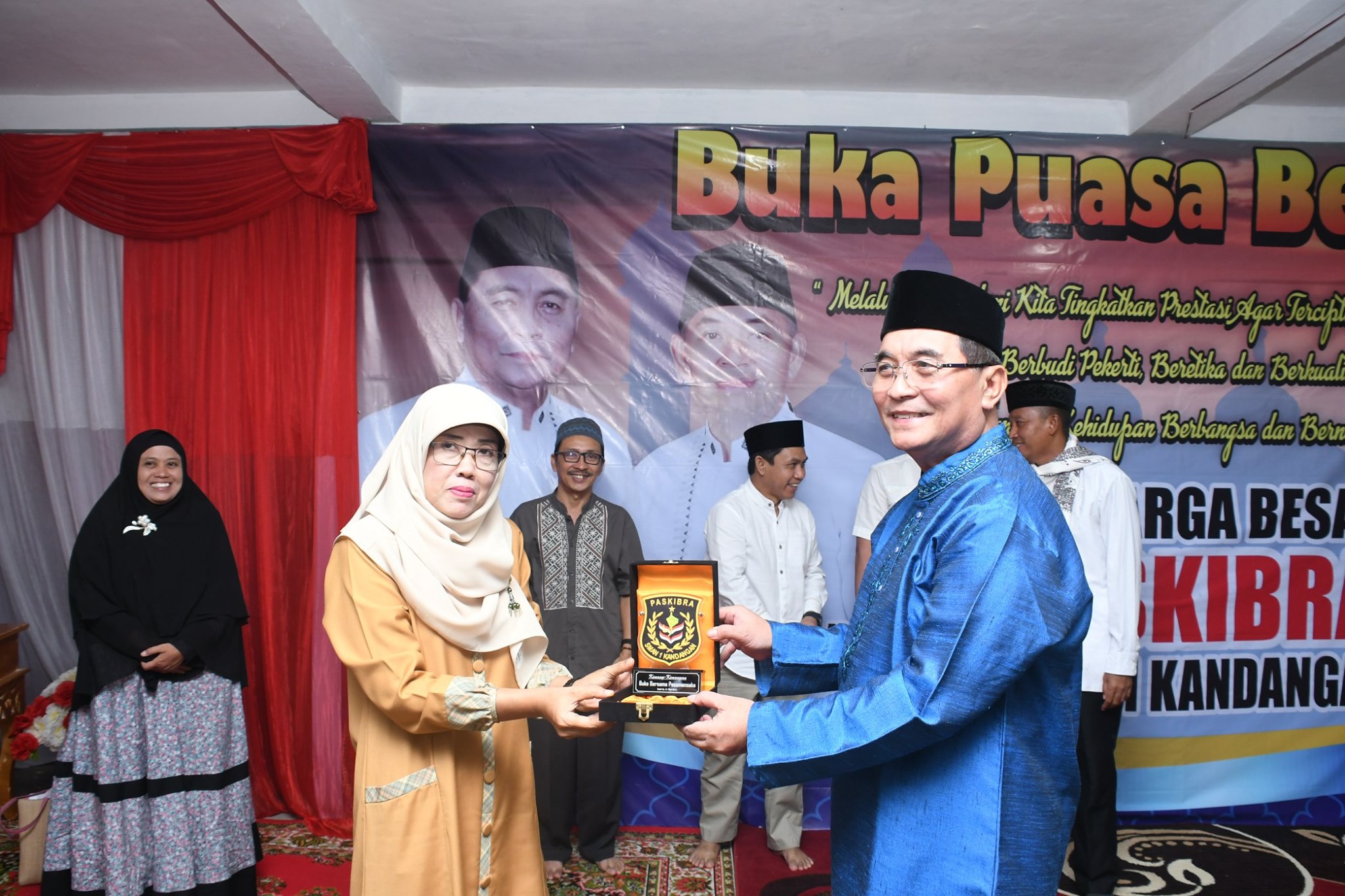 H. ACHMAD FIKRY HADIRI BUKA PUASA BERSAMA DENGAN PASKIBRAKA SMAN 1 KANDANGAN