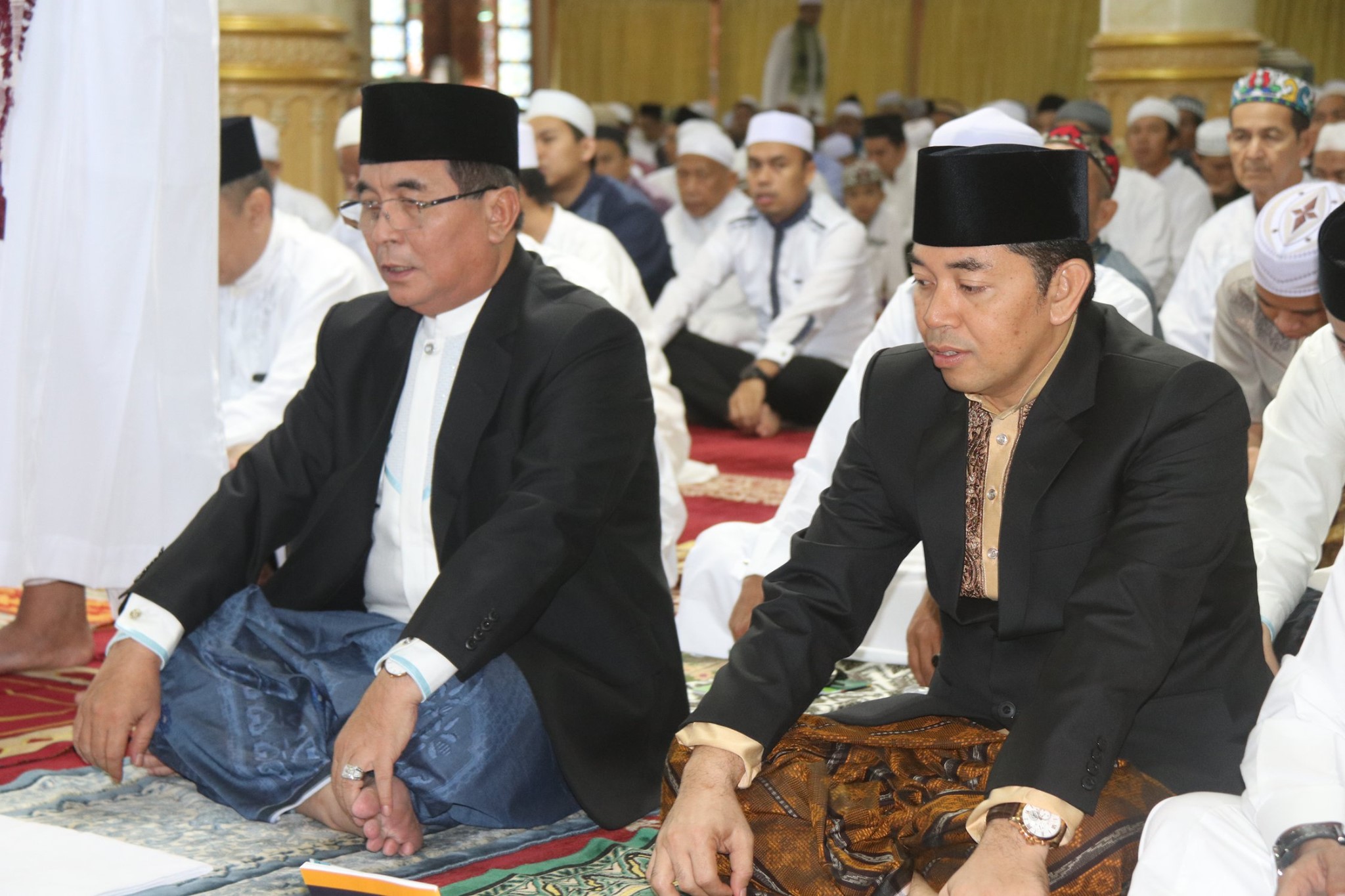 H. ACHMAD FIKRY DAN SYAMSURI ARSYAD LAKSANAKAN SHOLAT IED DI MASJID AGUNG TAQWA