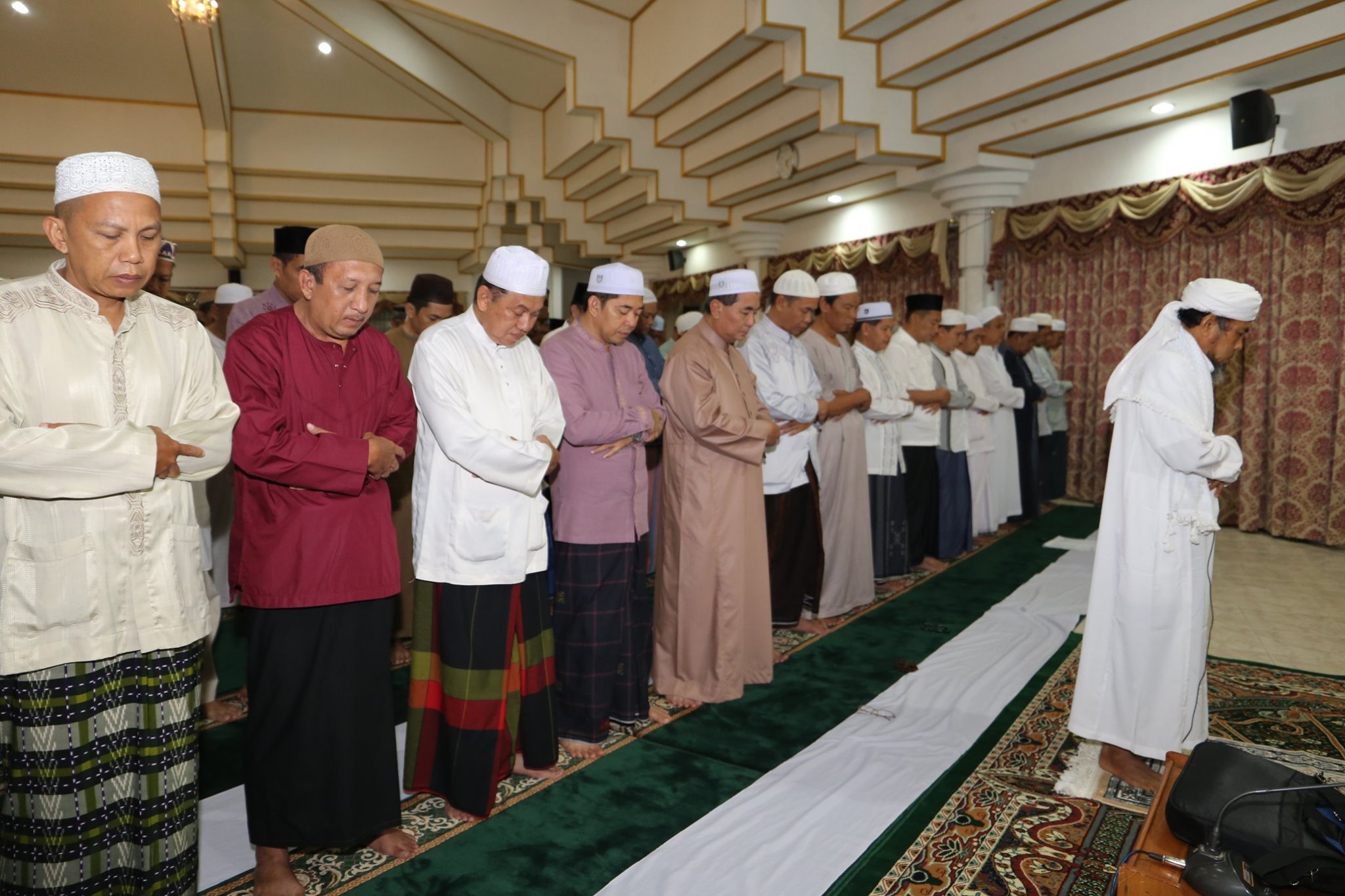 JAJARAN PEMKAB HSS KEMBALI LAKSANAKAN AGENDA SHOLAT SUBUH BERJAMAAH DAN PENGAJIAN