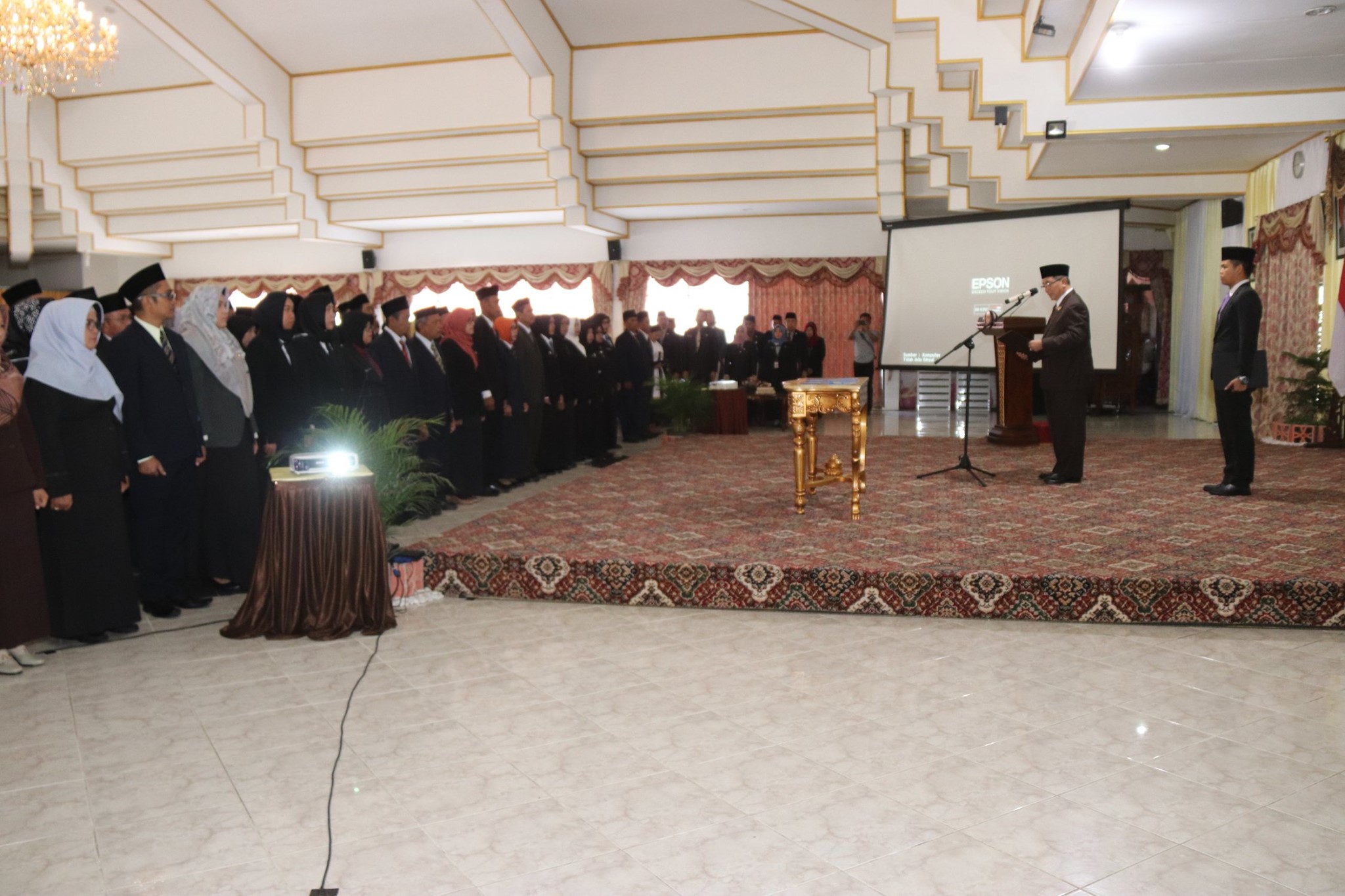 BUPATI H. ACHMAD FIKRY LANTIK DAN AMBIL SUMPAH PEJABAT LINGKUP PEMKAB HSS