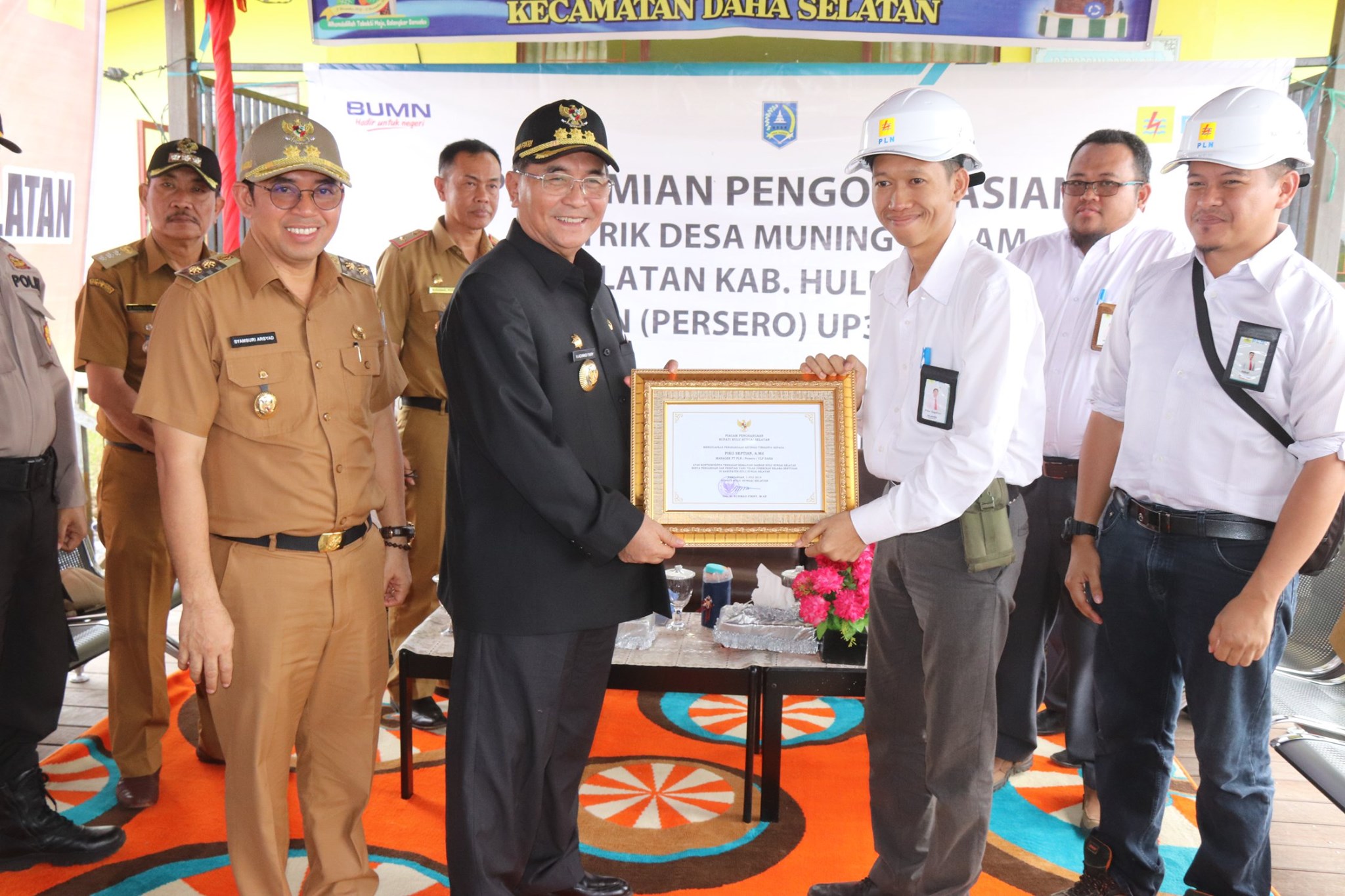 BAHAGIA MASYARAKAT DESA MUNING DALAM KECAMATAN DAHA SELATAN BISA MENIKMATI ALIRAN LISTRIK DARI PT PLN