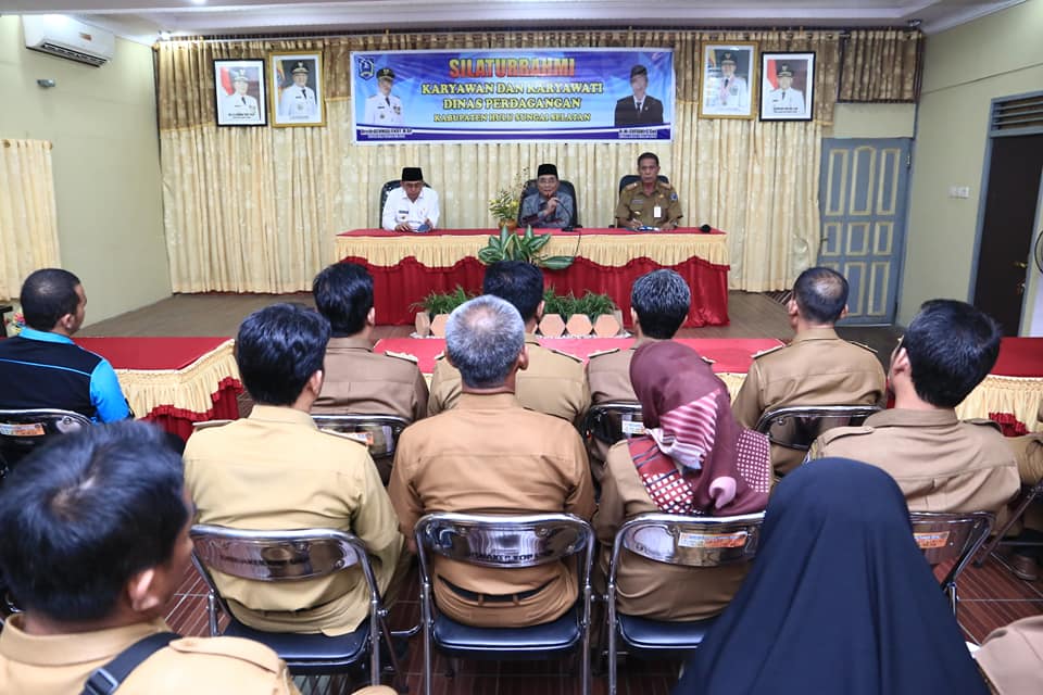 H.ACHMAD FIKRY HADIRI SILATURRAHMI KARYAWAN KARYAWATI DINAS PERDAGANGAN HSS