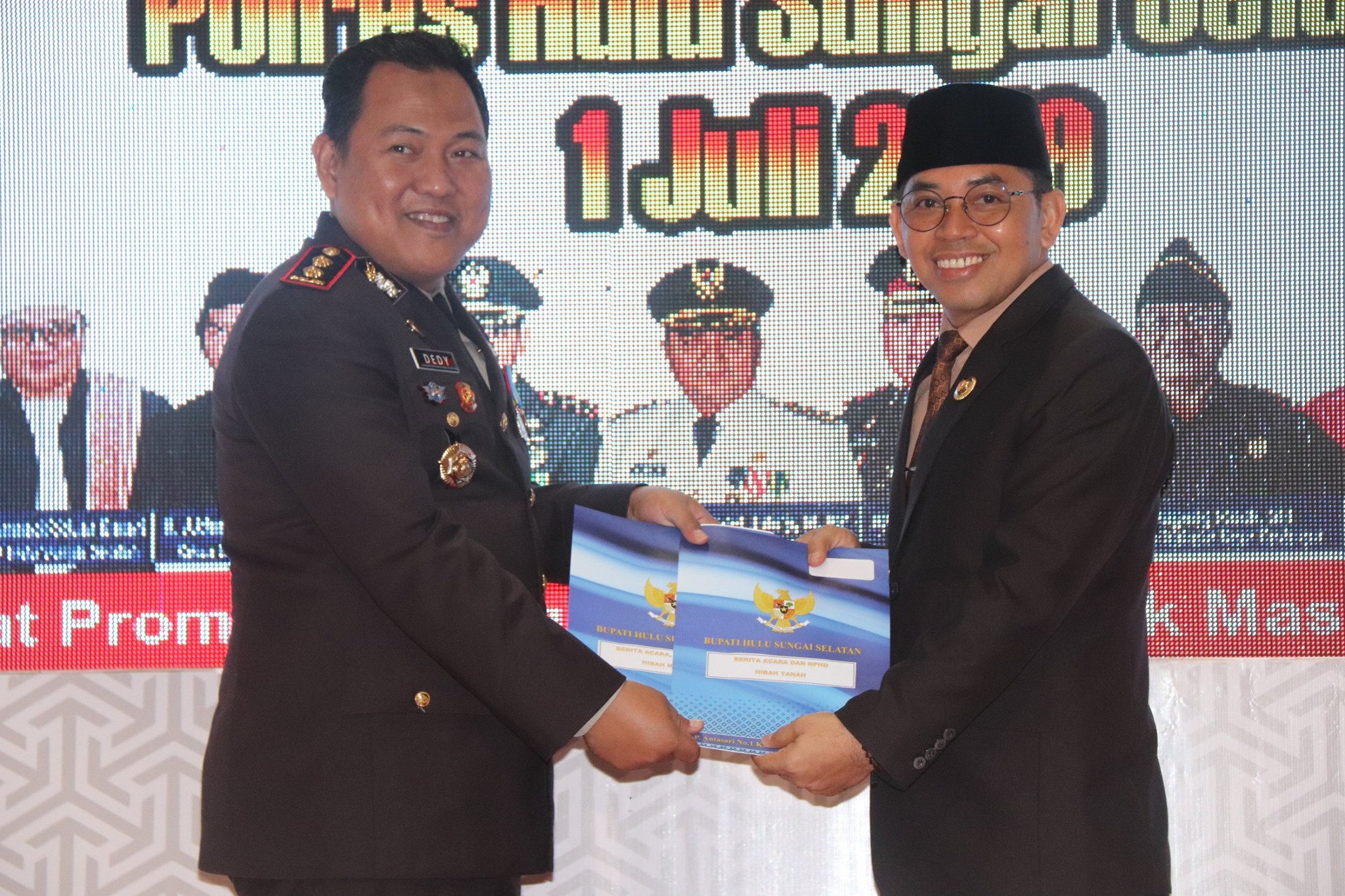 WAKIL BUPATI HIBAHKAN TANAH DAN MOBIL SKCK KEPADA POLRES HSS DALAM SYUKURAN HUT BHAYANGKARA KE-73