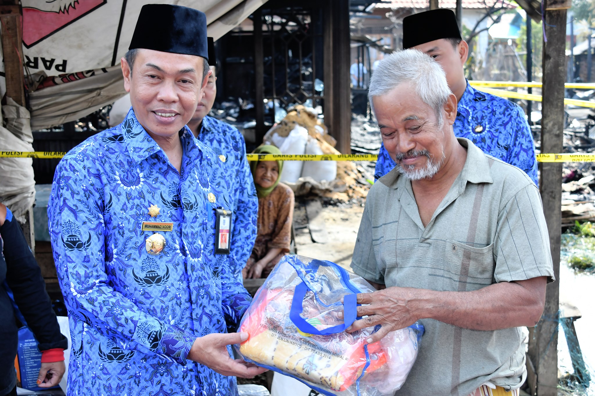 Sekda HSS Serahkan Bantuan Untuk Korban Kebakaran Desa Amawang Kiri