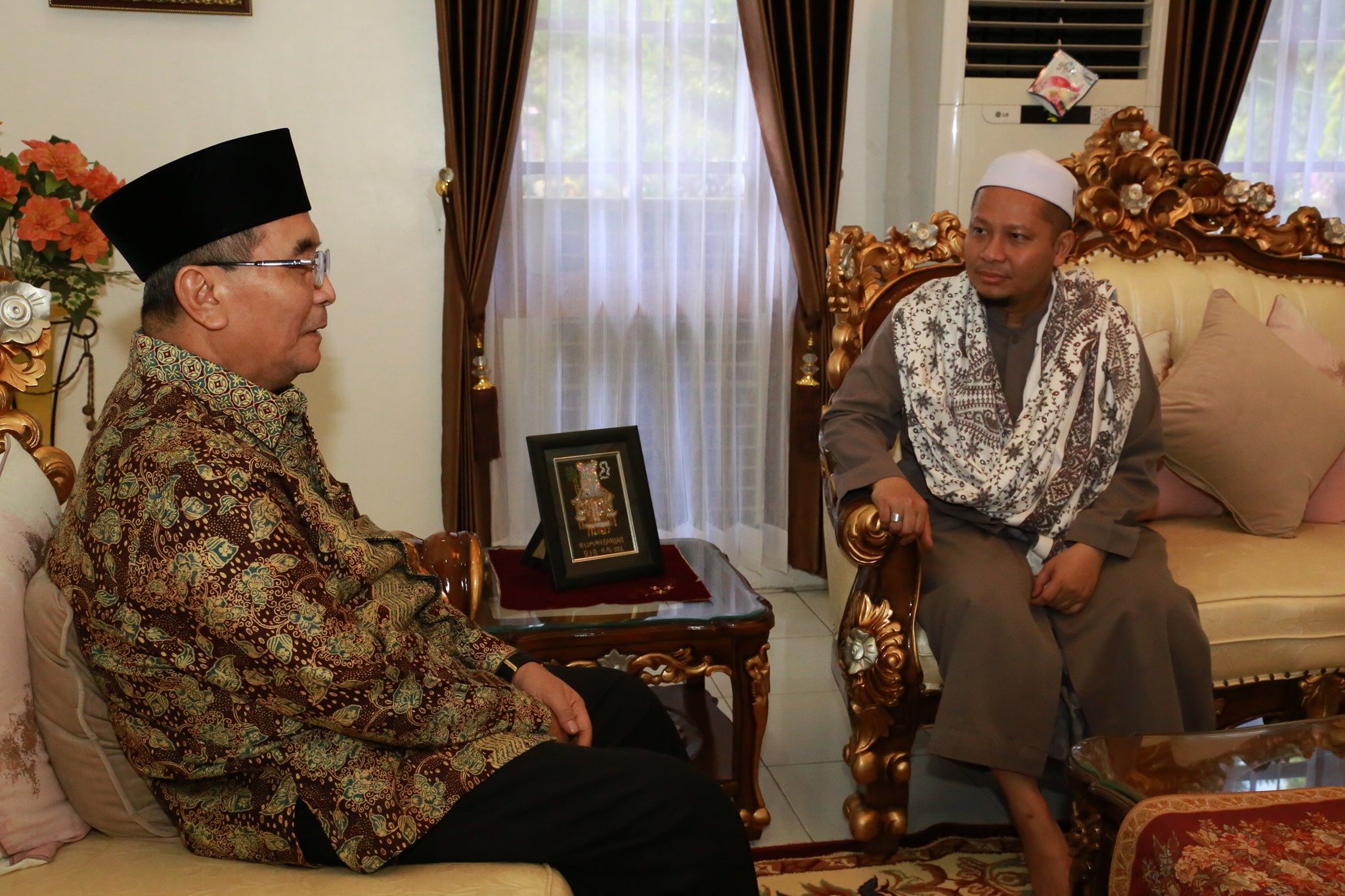 Tuan Guru Ahmad Syairazi Jenguk Bupati HSS