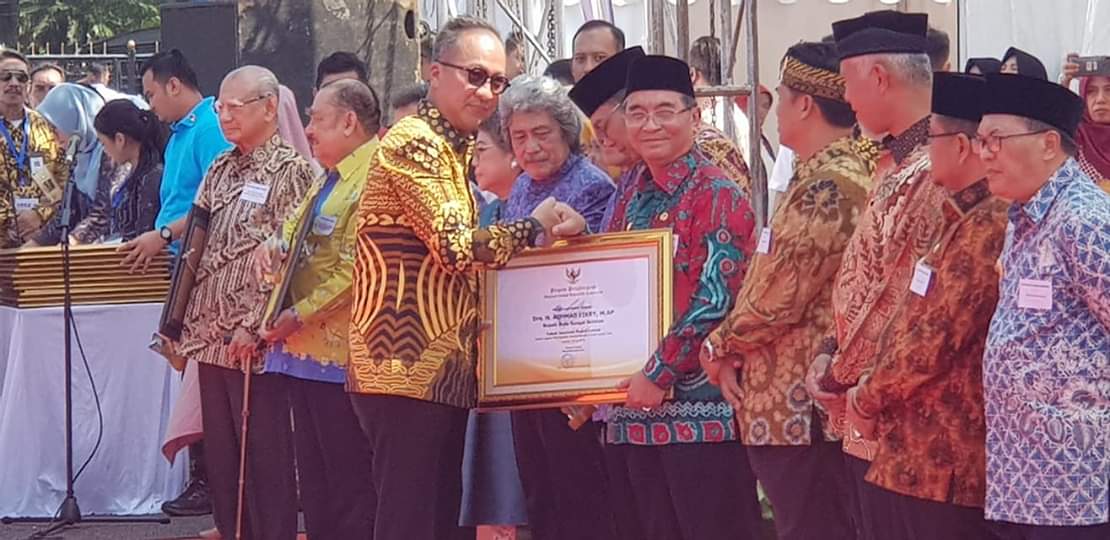 H. Achmad Fikry Dianugerahi Sebagai TOKOH PEDULI LANSIA