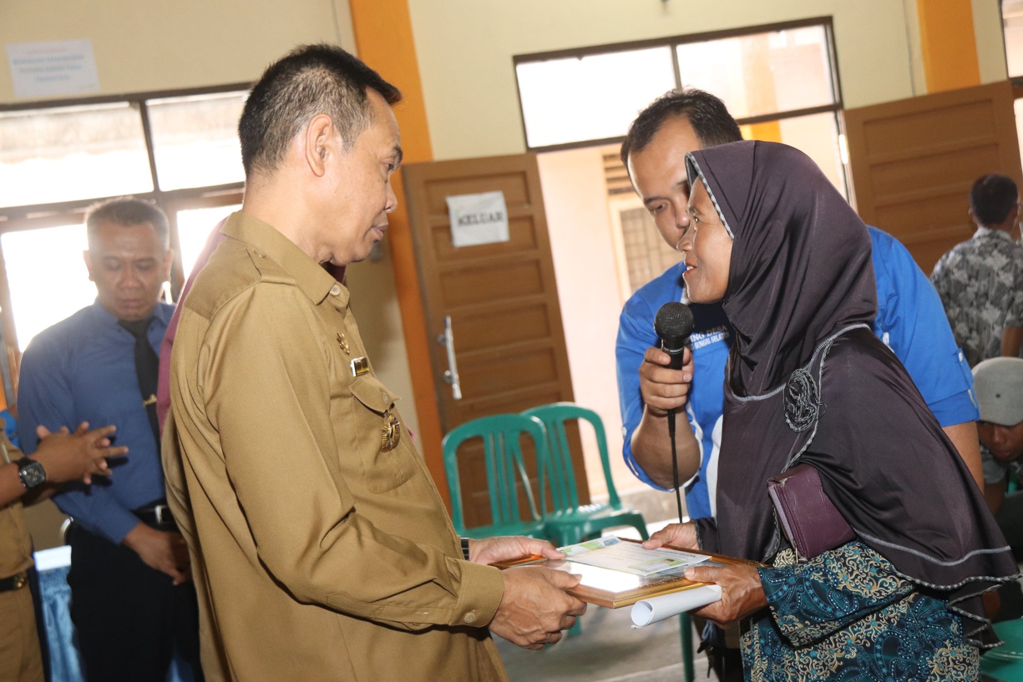 SEKDA HSS SERAHKAN DANA BANTUAN SOSIAL PROGRAM RUMAH SEJAHTERA