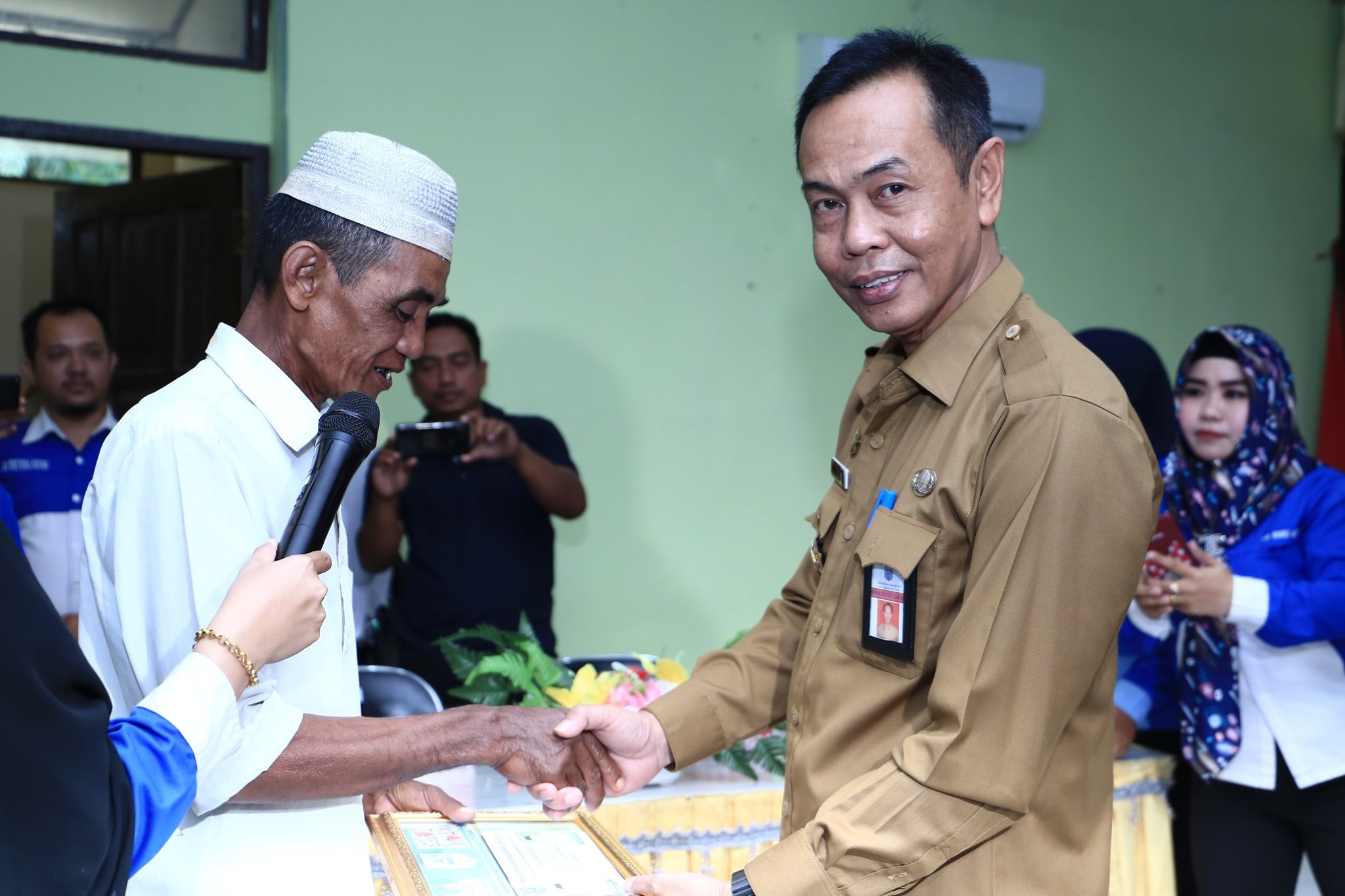 SEKDA HSS SERAHKAN 34 BANTUAN RUMAH SEJAHTERA DI KALUMPANG