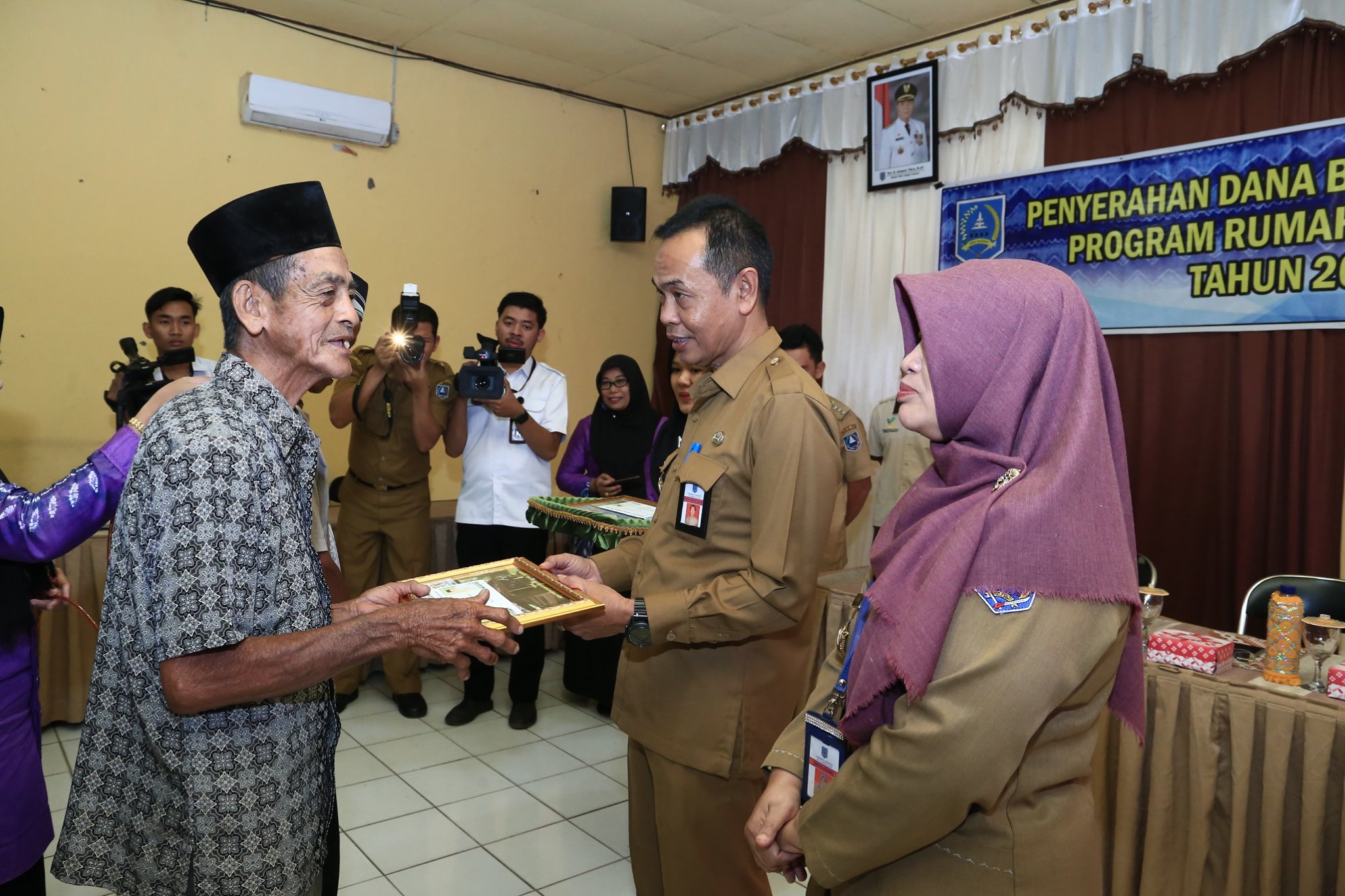Sekretaris Daerah Kab.HSS serahkan Dana Bantuan Sosial Program Rumah Sejahtera Kecamatan Simpur