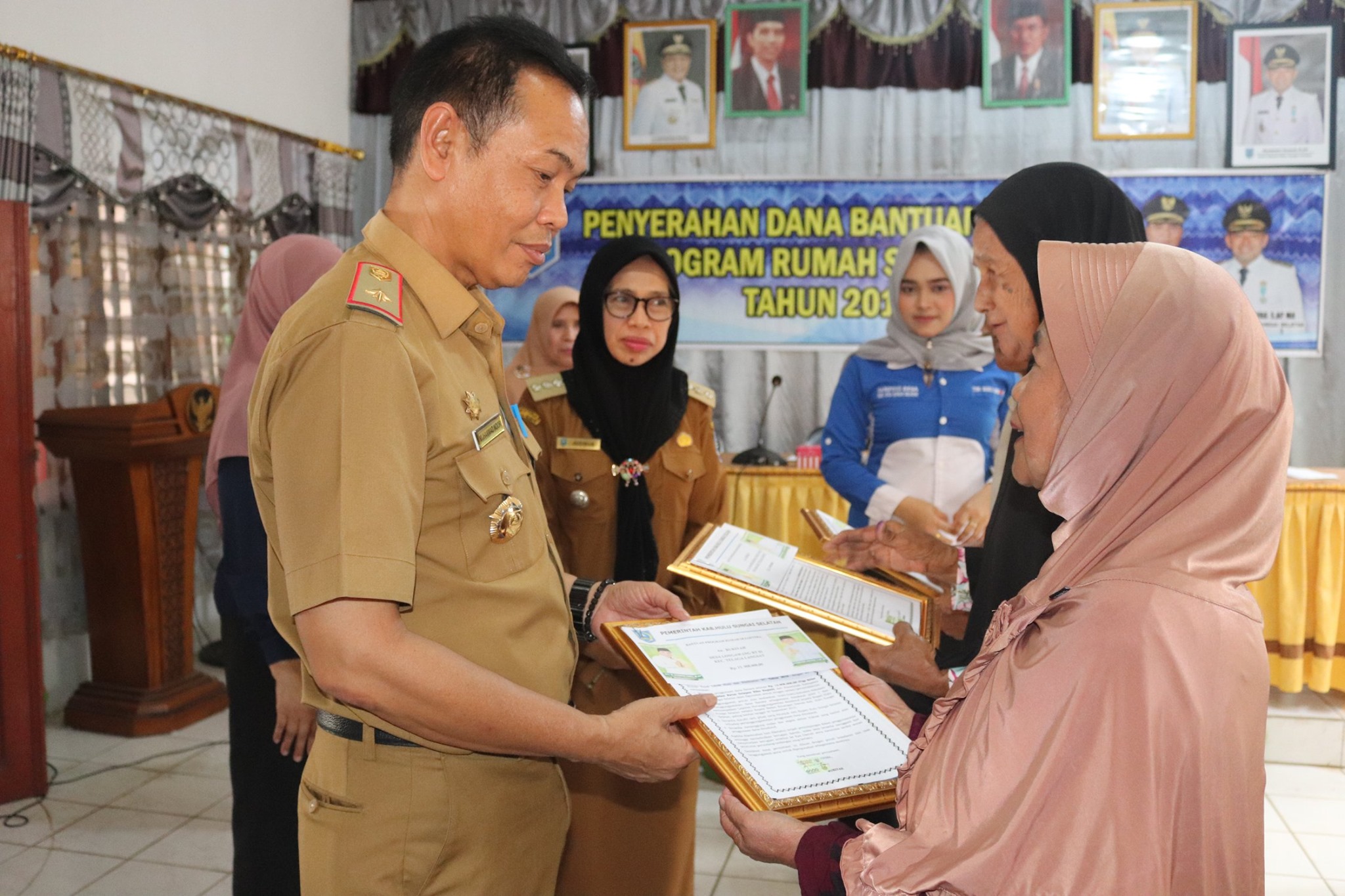 PENYERAHAN DANA BANSOS RUMAH SEJAHTERA UNTUK KEC. TELAGA LANGSAT