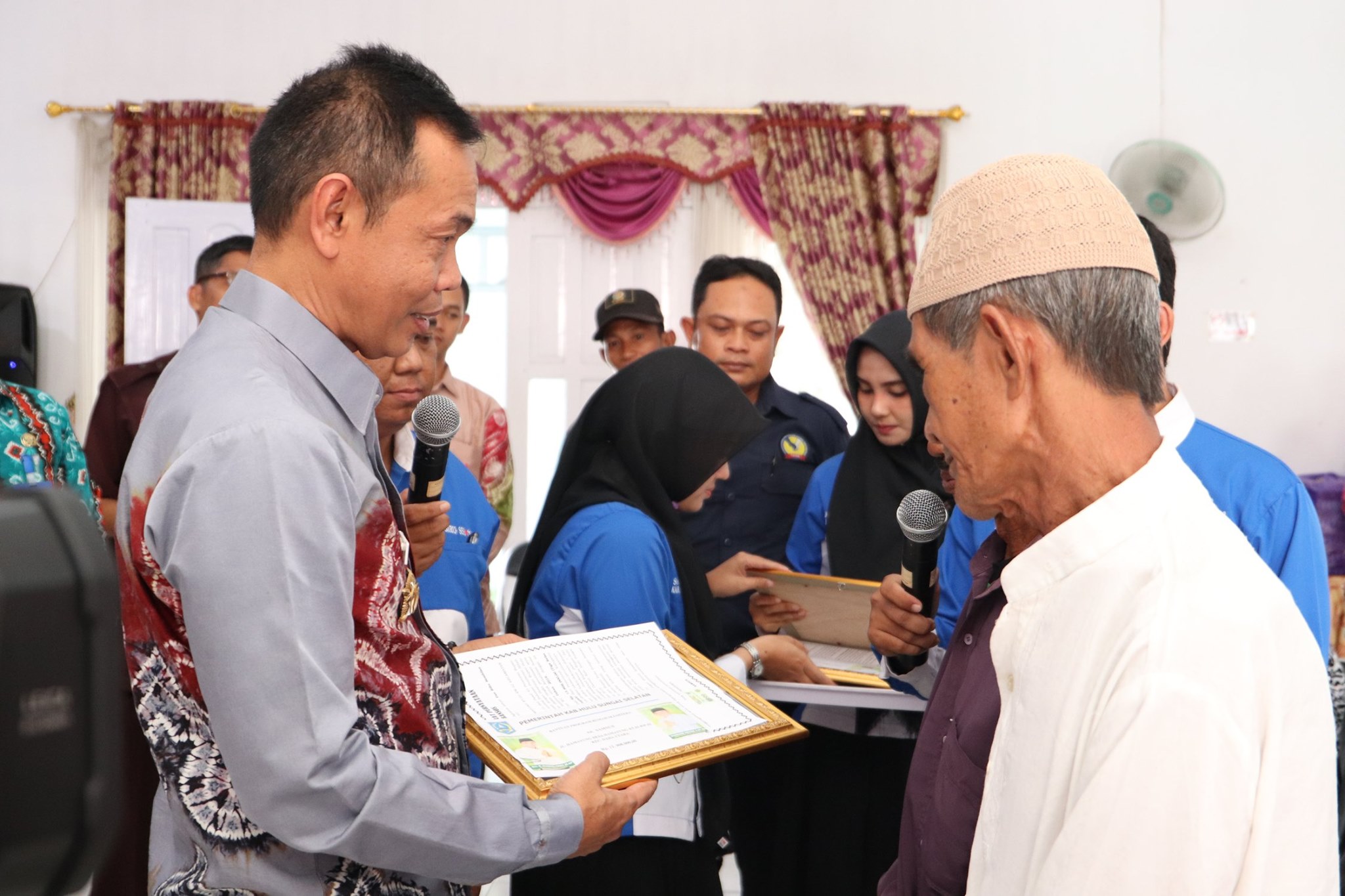 PENYERAHAN DANA BANSOS RUMAH SEJAHTERA UNTUK 3 KECAMATAN DAHA