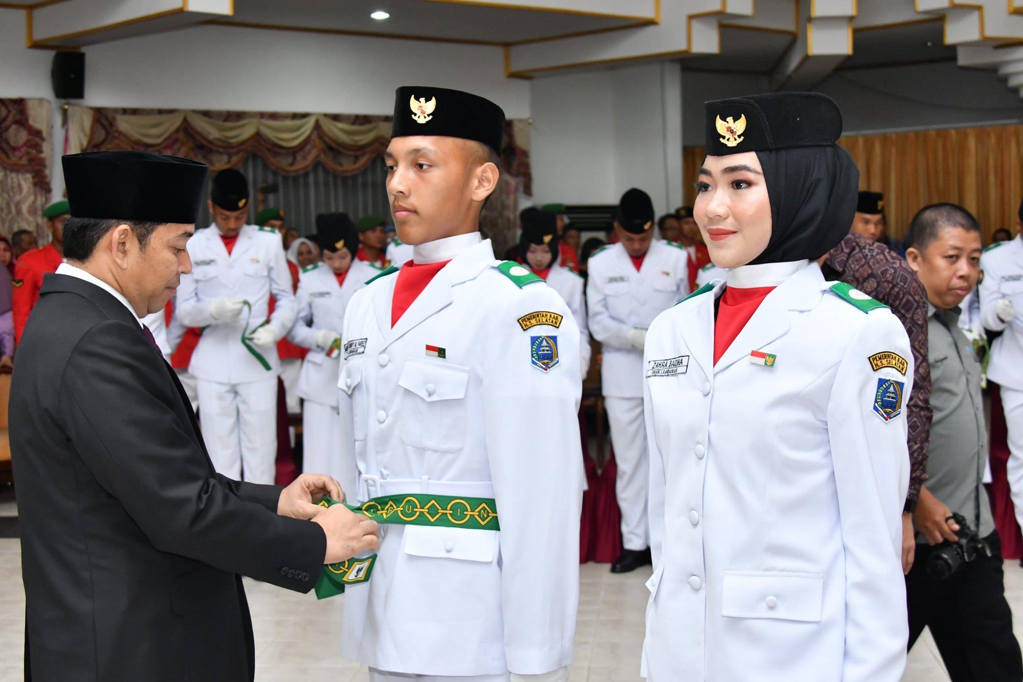 32 ORANG PASKIBRAKA HSS DIKUKUHKAN OLEH WAKIL BUPATI