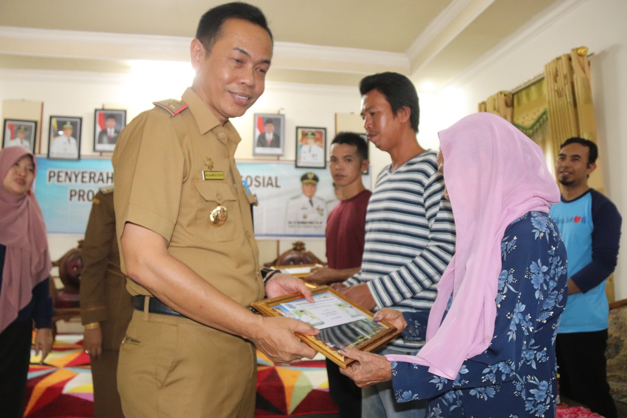 PENYERAHAN DANA BANSOS RUMAH SEJAHTERA UNTUK KEC. ANGKINANG