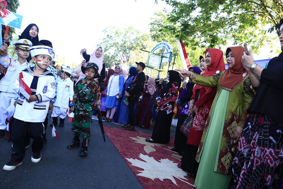 Hj.ISNANIAH ACHMAD FIKRY MELEPAS KARNAVAL DALAM RANGKA HARGANAS KE 26