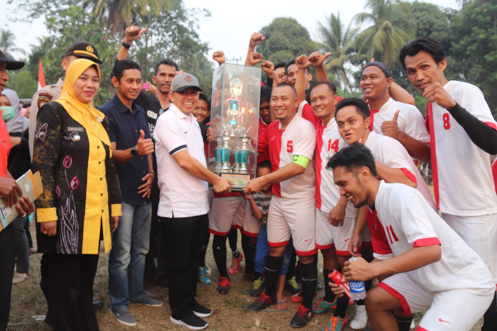 WAKIL BUPATI SYAMSURI ARSYAD RESMI TUTUP GALA RT SE-DESA BAMBAN