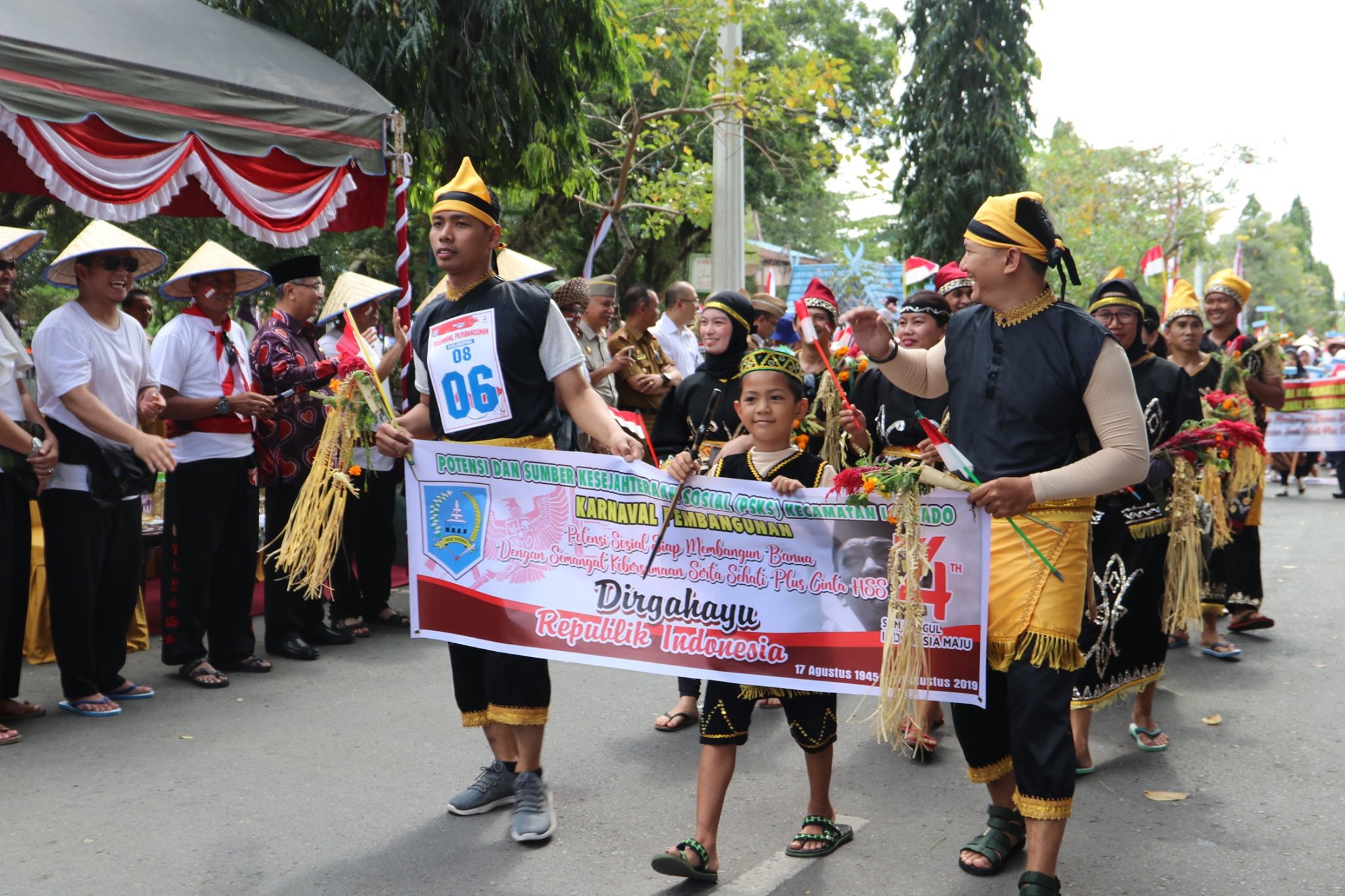 RIBUAN PESERTA IKUTI KARNAVAL PEMBANGUNAN DAN PAWAI MOBIL HIAS