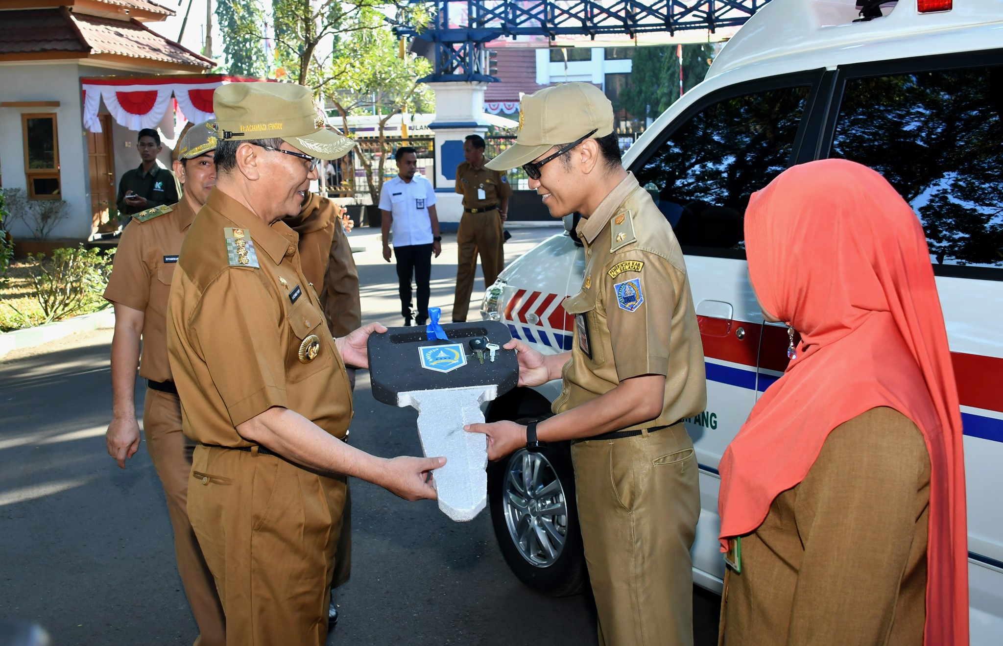 BUPATI HSS SERAHKAN MOBIL AMBULAN UNTUK DUA PUSKESMAS DI HSS