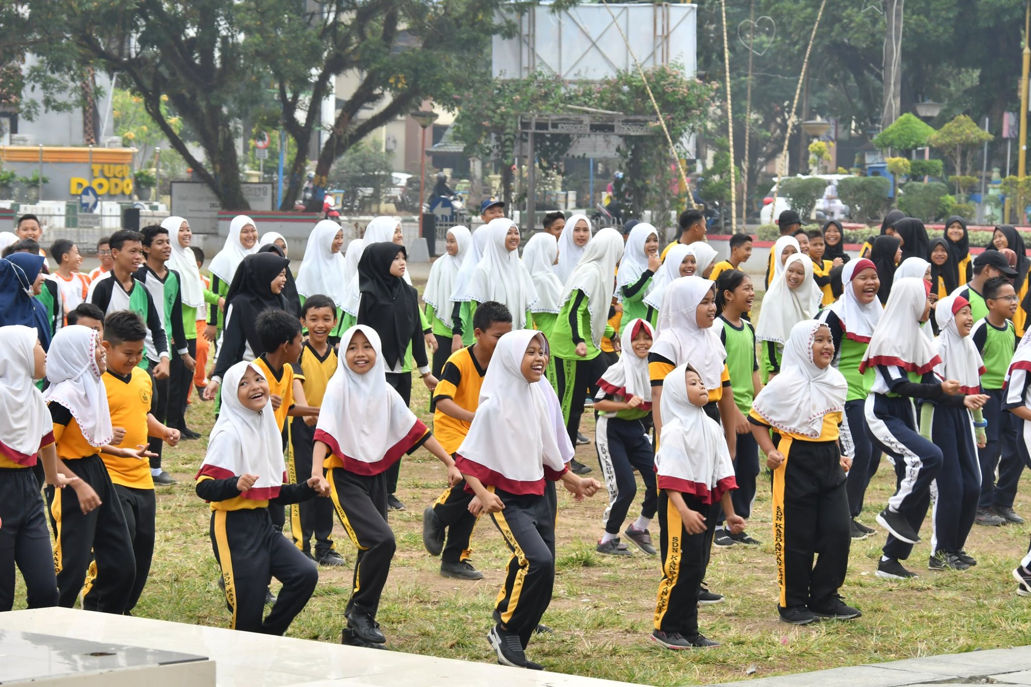 RATUSAN PELAJAR SENAM BERSAMA PEMKAB HULU SUNGAI SELATAN