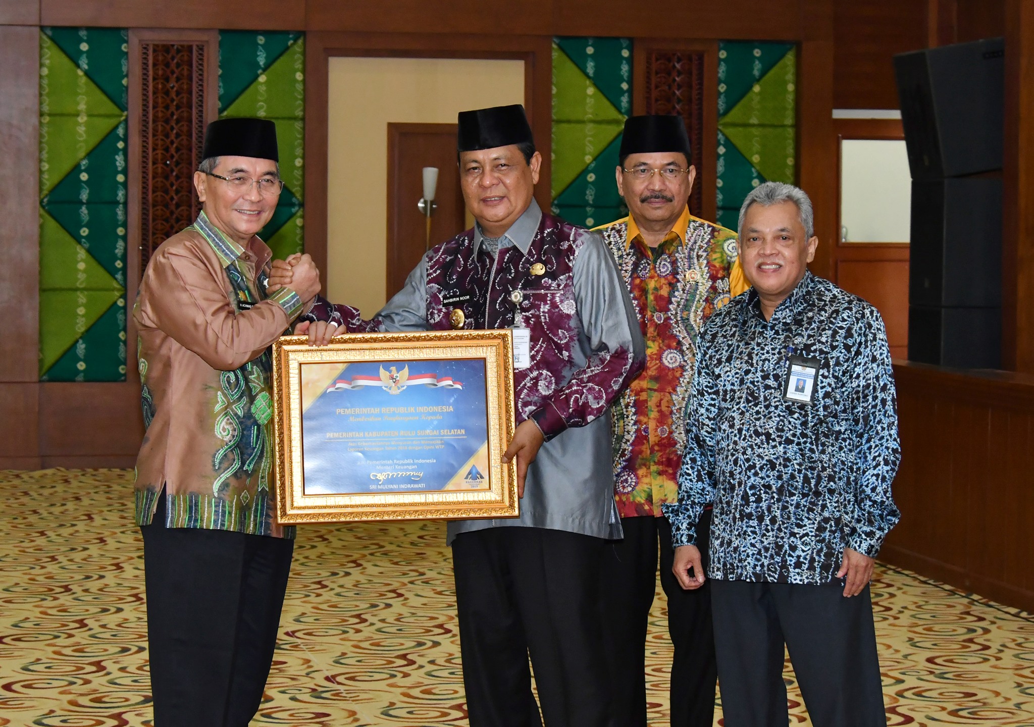 HULU SUNGAI SELATAN RAIH PENGHARGAAN PADA RAPAT KOORDINASI KEPALA DAERAH TINGKAT PROVINSI KALSEL
