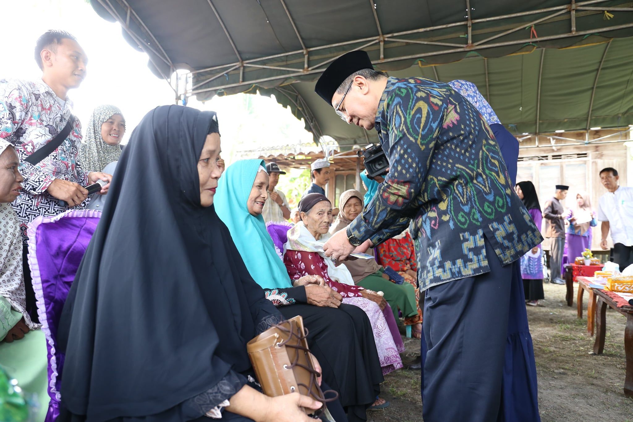 BUPATI HSS SERAHKAN BANTUAN PROGRAM BANTU LU DAN PROGRAM HOME CARE