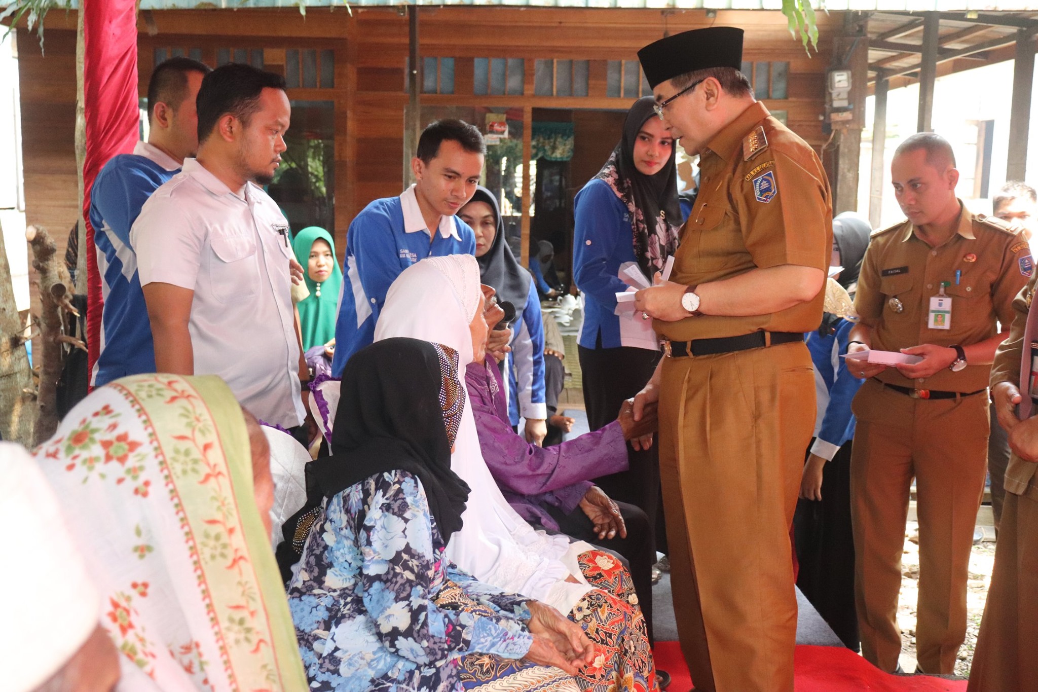 BUPATI HULU SUNGAI SELATAN KEMBALI MENYERAHKAN PROGRAM BANTUAN BERTUJUAN LANJUT USIA DAN PROGRAM HOME CARE UNTUK WARGA 3 KECAMATAN DI NAGARA