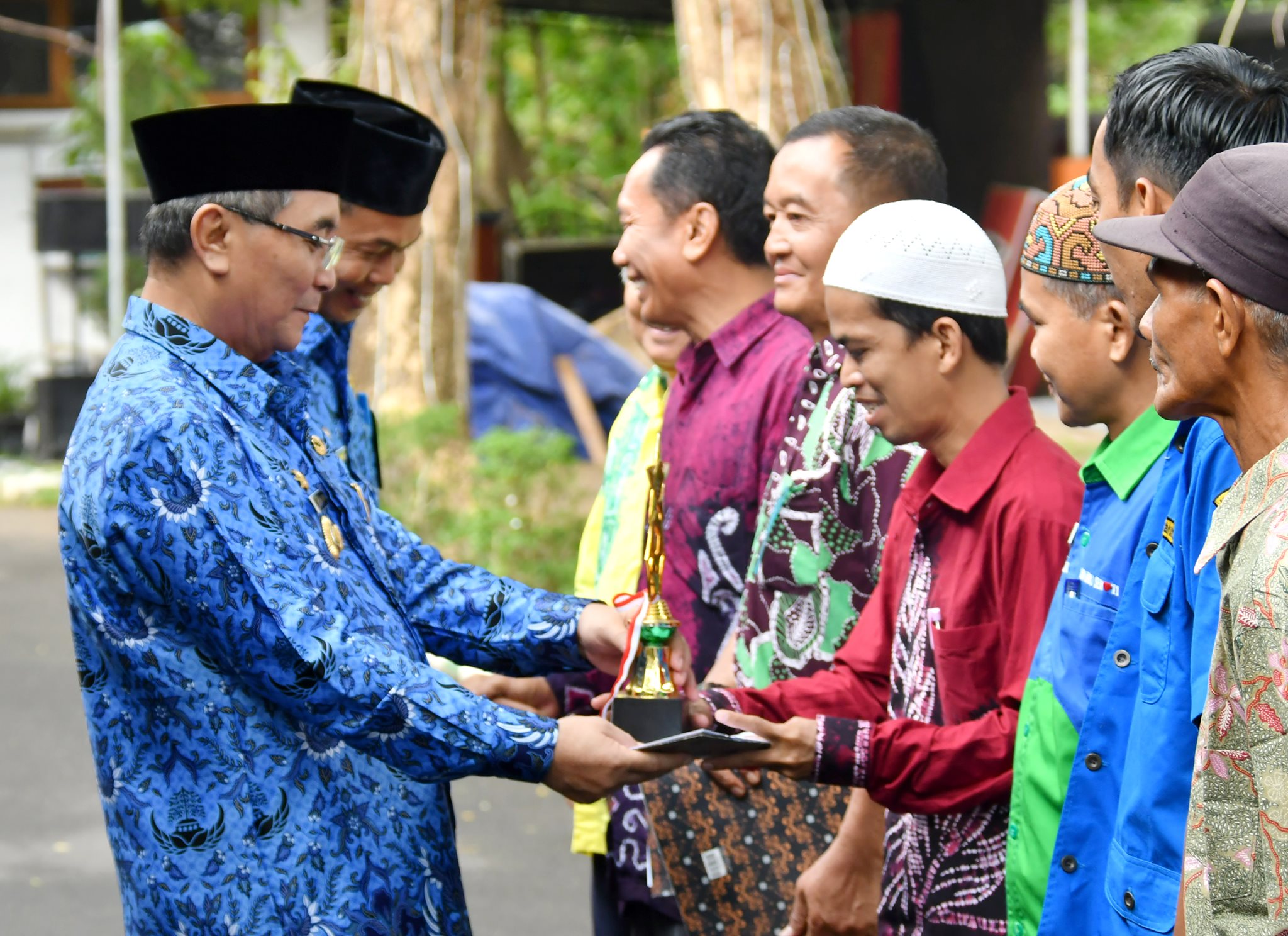 H. ACHMAD FIKRY SERAHKAN PIAGAM PENGHARGAAN DAN TALI ASIH KEPADA PARA ASN YANG TELAH PURNA TUGAS