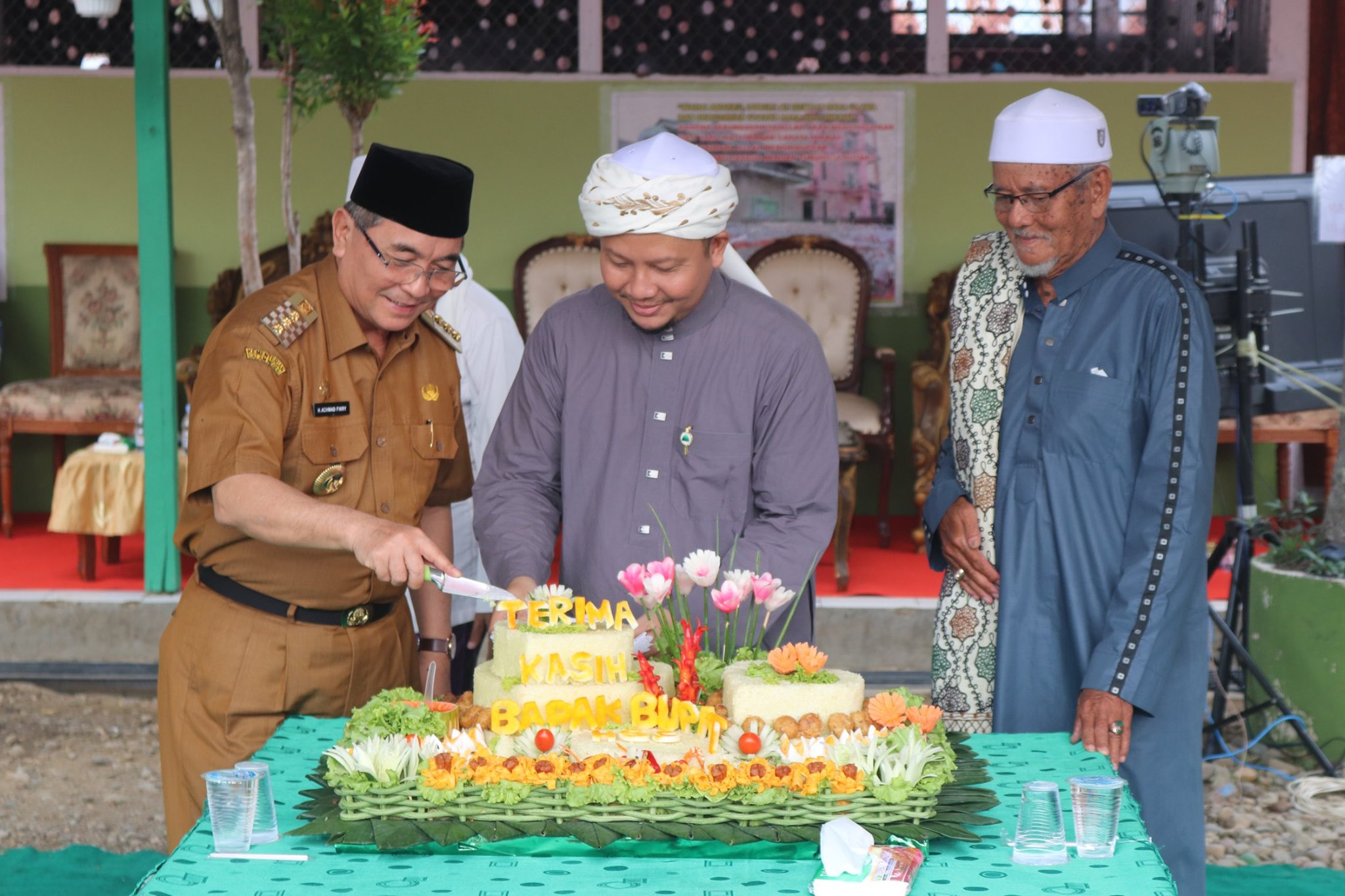 BUPATI HSS HADIRI SYUKURAN RUANG KELAS BARU SANTRIWATI PONPES DALAM PAGAR KANDANGAN