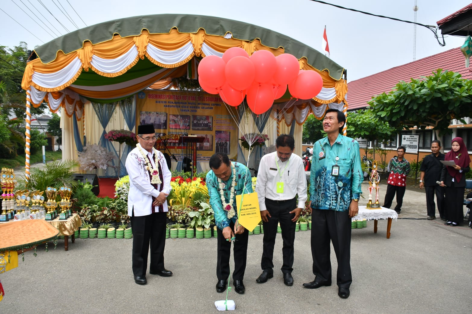 BUPATI HSS BUKA ACARA GEBYAR SEKOLAH MODEL SISTEM PENJAMINAN MUTU INTERNAL