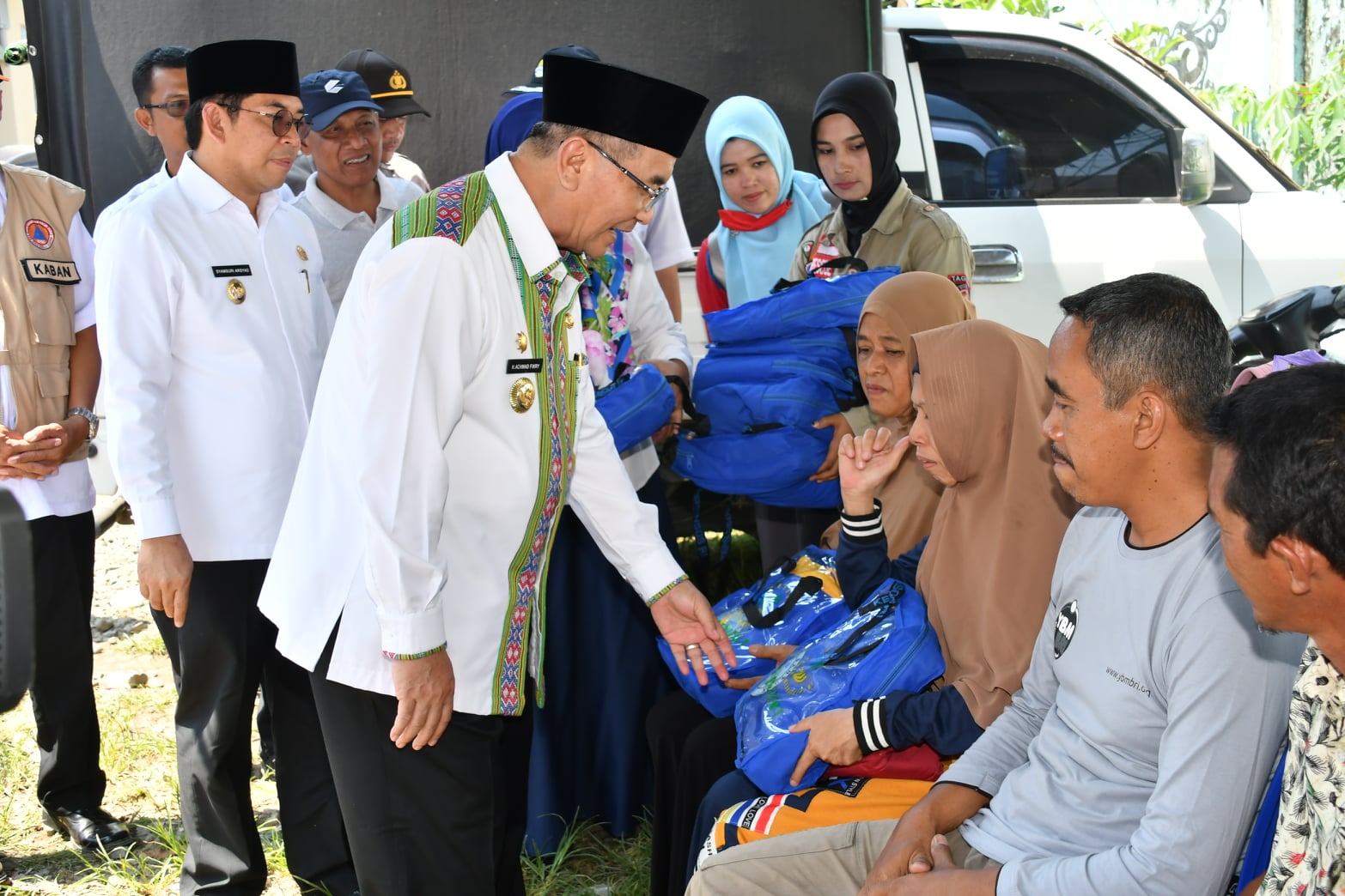 BUPATI DAN WABUP HSS SERAHKAN BANTUAN UNTUK KORBAN MUSIBAH KEBAKARAN DI DESA BAYANAN