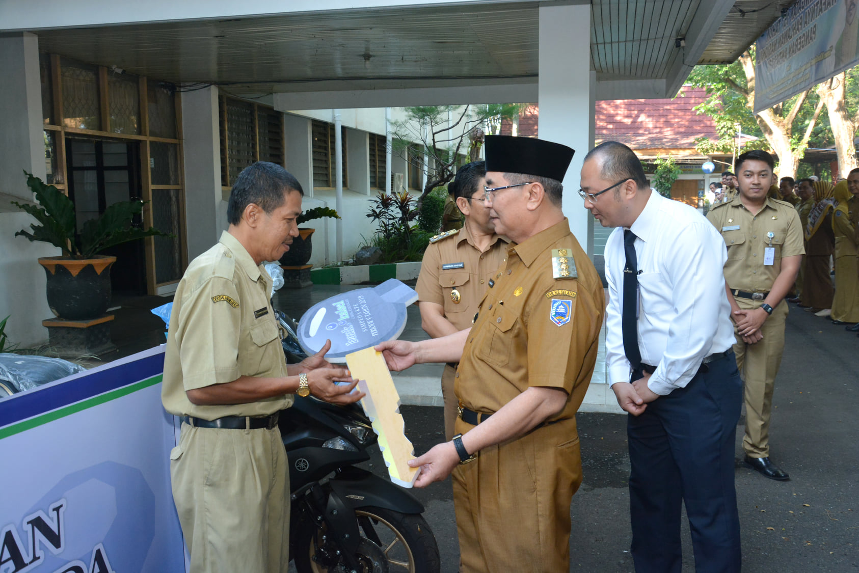 BERSAMA BANK KALSEL CAB KANDANGAN, BUPATI DAN WABUP HSS SERAHKAN HADIAH KPE