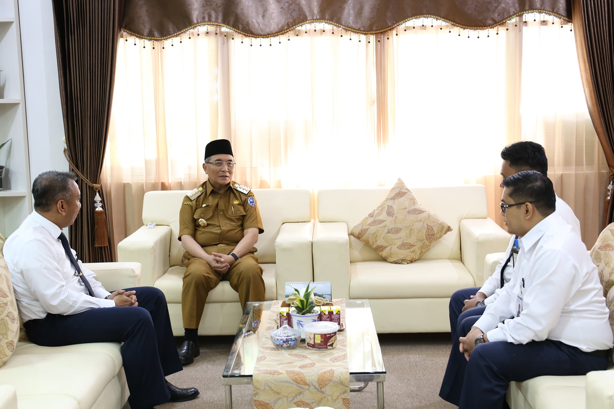 H. ACHMAD FIKRY TERIMA KUNJUNGAN SILATURAHMI DARI KEPALA BANK KALSEL CAB KANDANGAN