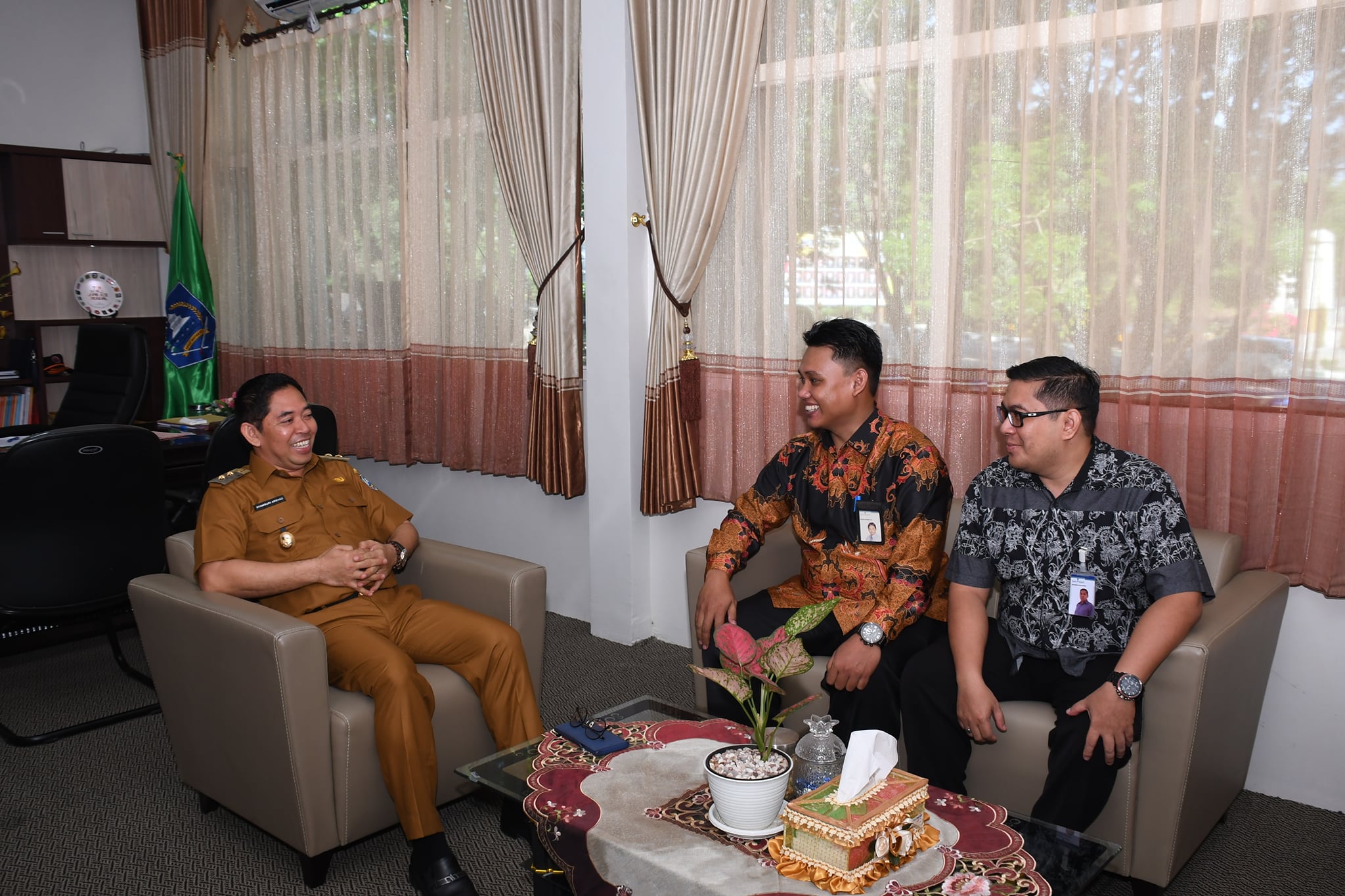 SYAMSURI ARSYAD TERIMA KUNJUNGAN SILATURAHMI DARI PIMPINAN BANK KALSEL SYARIAH CABANG KANDANGAN