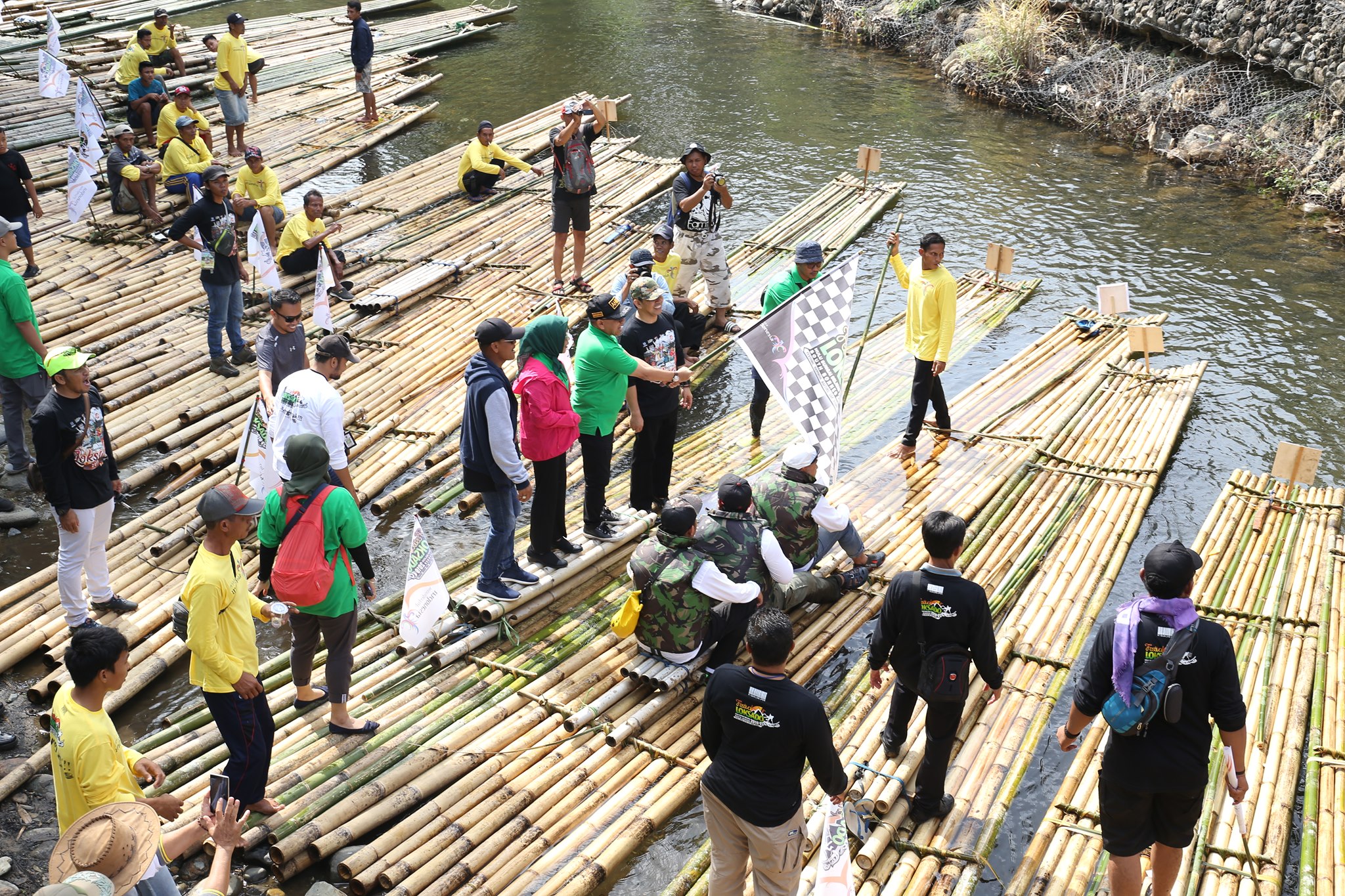 SEKDA PROV KALSEL BERSAMA WAKIL BUPATI HSS LEPAS PESERTA BALANTING PARING DI FESTIVAL LOKSADO
