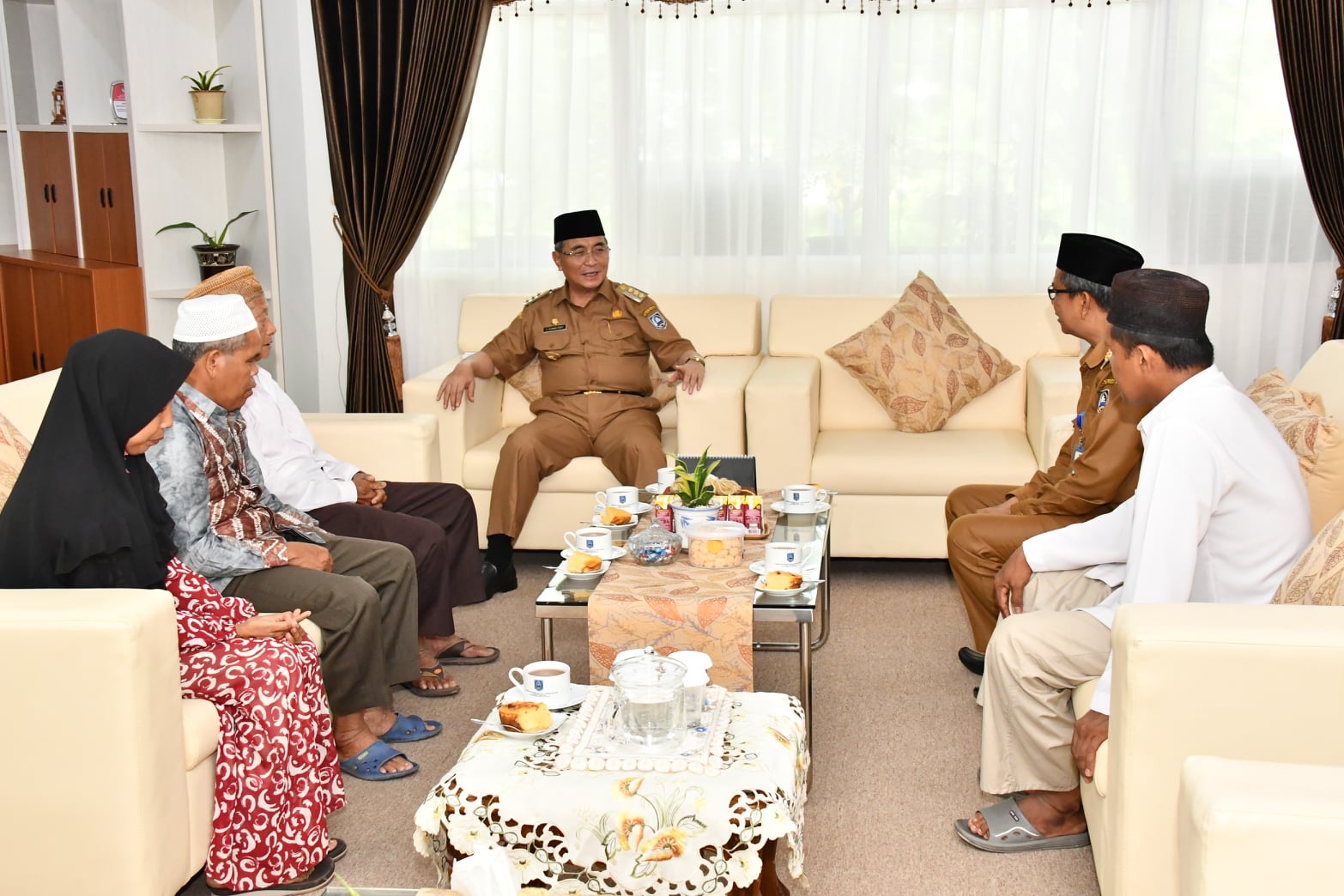 H. ACHMAD FIKRY TERIMA KUNJUNGAN DARI 4 ORANG PENERIMA HADIAH UMRAH TAHUN 2019