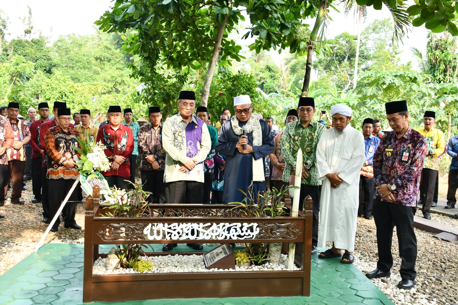 BUPATI HSS BESERTA JAJARAN ZIARAH KE MAKAM PENDIRI KABUPATEN
