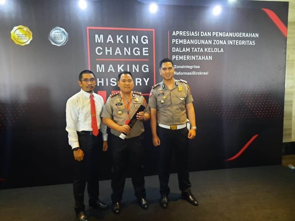 SELAMAT DAN SUKSES! KAPOLRES HSS TERIMA PENGHARGAAN APRESIASI DAN PENGANUGERAHAN ZI DALAM TATA KELOLA PEMERINTAHAN