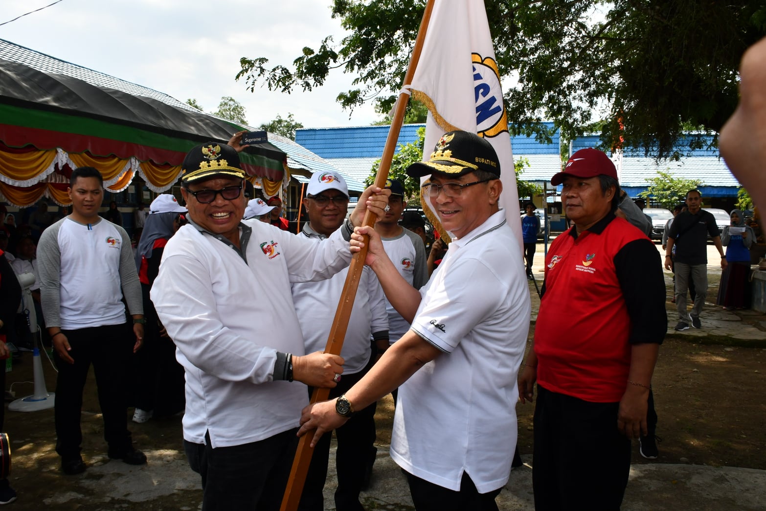 H. ACHMAD FIKRY TERIMA BENDERA PATAKA LBKS HKSN YANG DISERAHKAN OLEH BUPATI BALANGAN