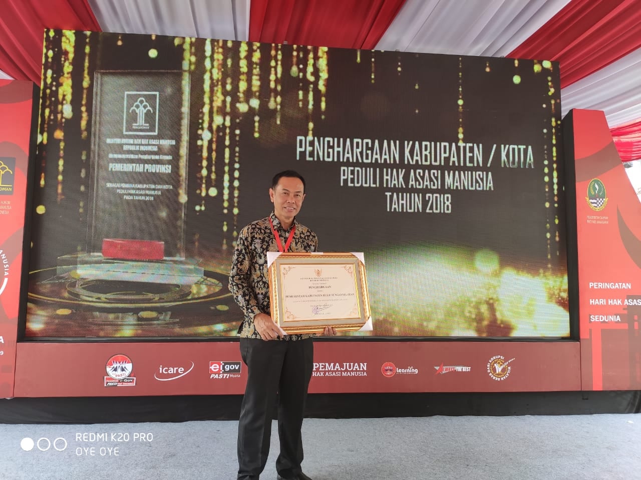 Sekretaris Daerah Kabupaten HSS Drs. H Muhammad Noor menerima Penghargaan Kabupaten/Kota Peduli HAM Tahun 2018