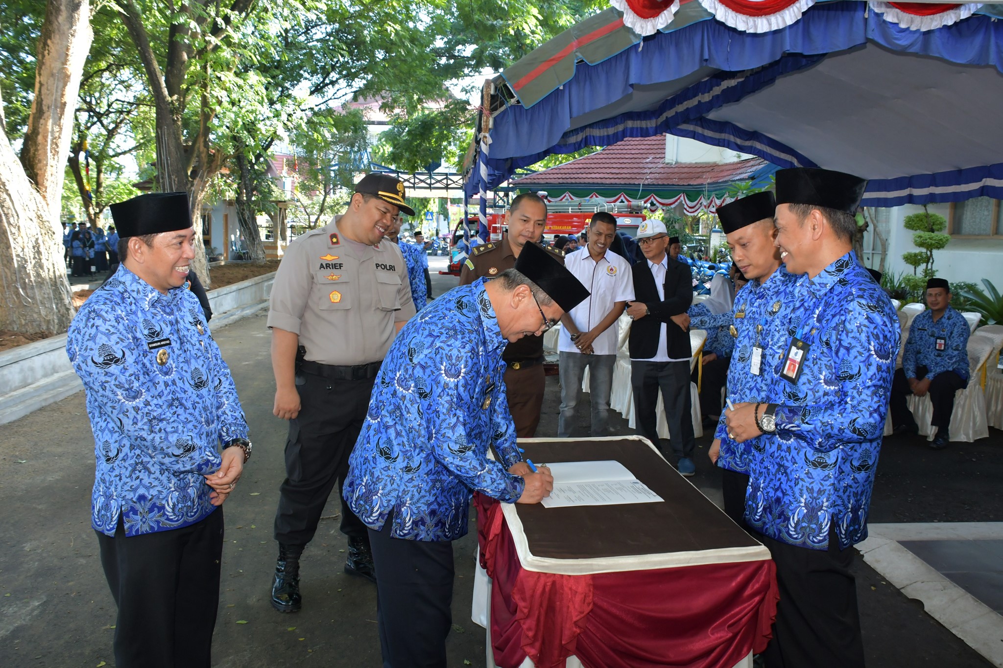 USAI LAKSANAKAN APEL, BUPATI HSS TANDA TANGANI MOU ANTARA KOMINFO DENGAN SEKDA TERKAIT APLIKASI E-TRACKING DAN E-JADWAL